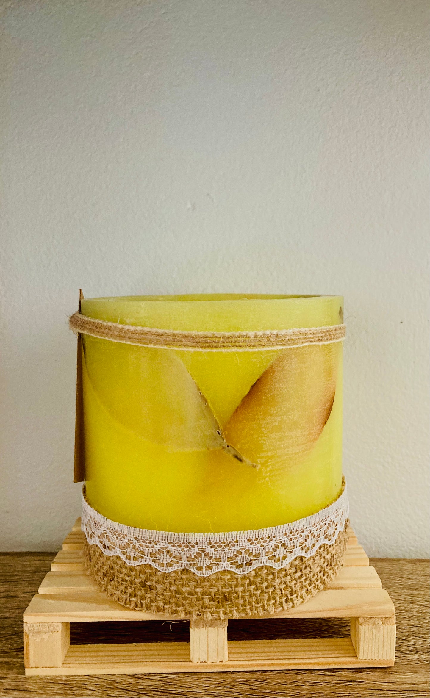 Fanal de Cera/vela hueca Artesanal Lilinnight – Aroma a Limon (Hojas y cinta de yute)