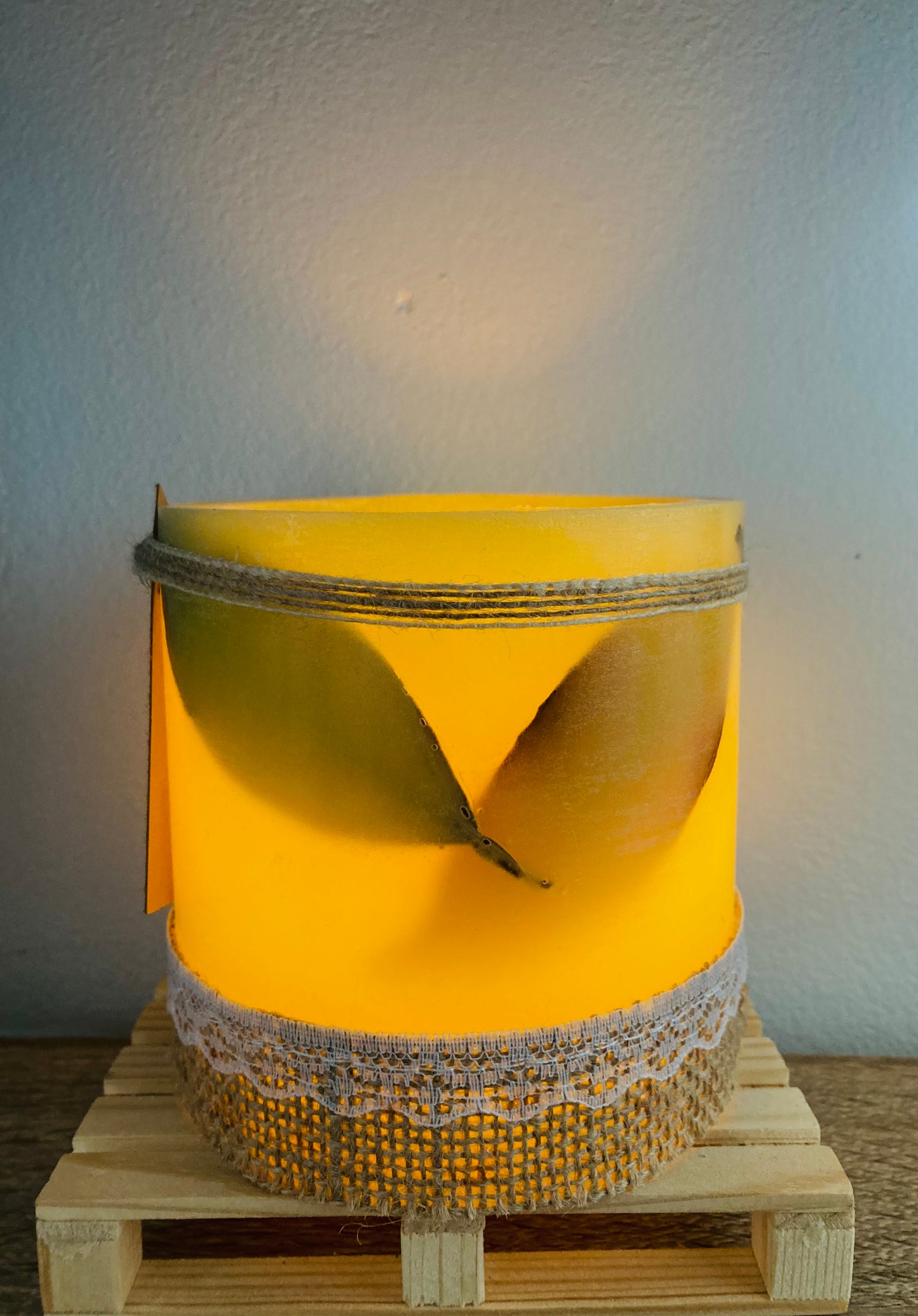 Fanal de Cera/vela hueca Artesanal Lilinnight – Aroma a Limon (Hojas y cinta de yute)
