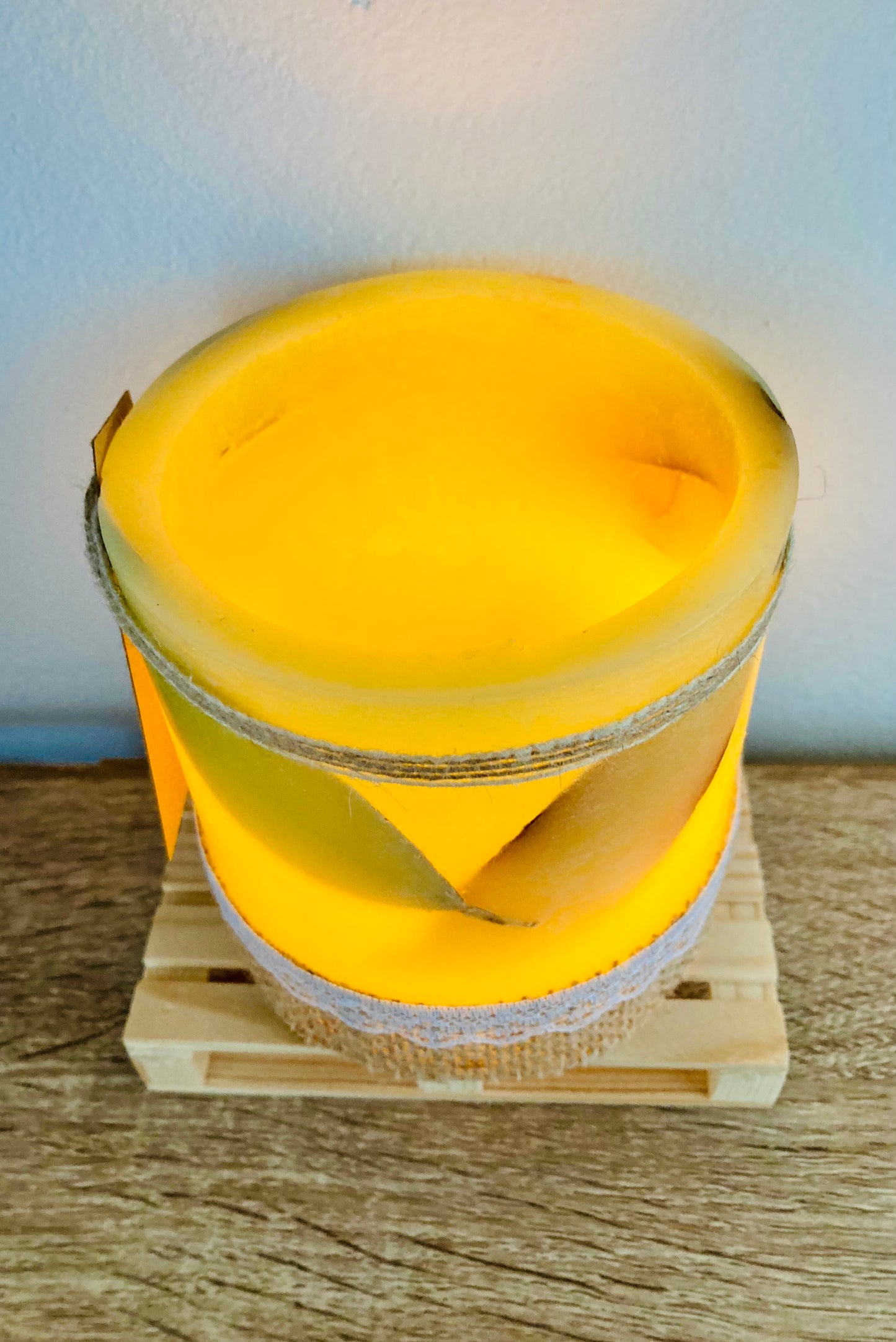 Fanal de Cera/vela hueca Artesanal Lilinnight – Aroma a Limon (Hojas y cinta de yute)