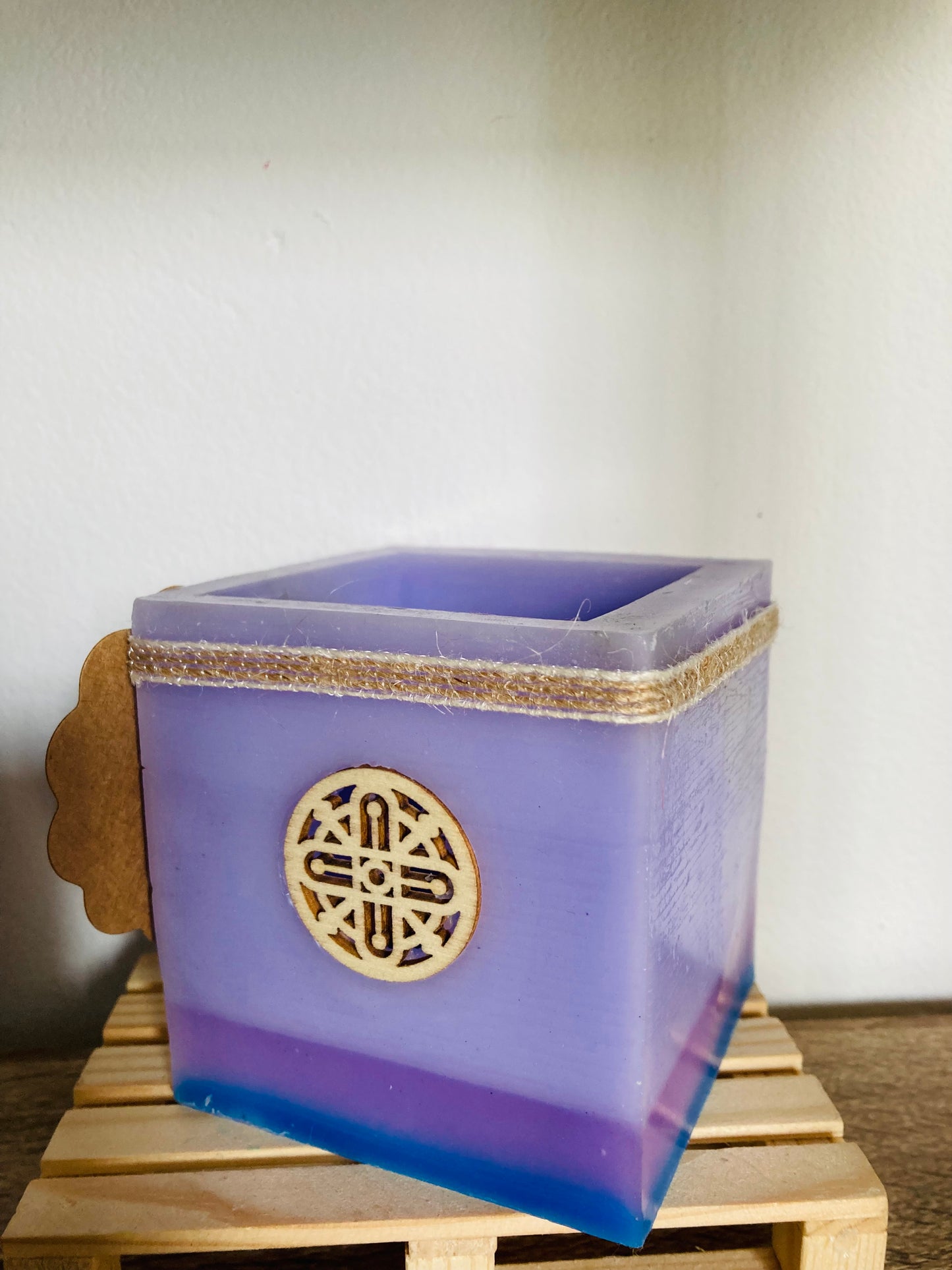 Fanal de cera / vela hueca con aroma y aplique de madera -Lilinnight