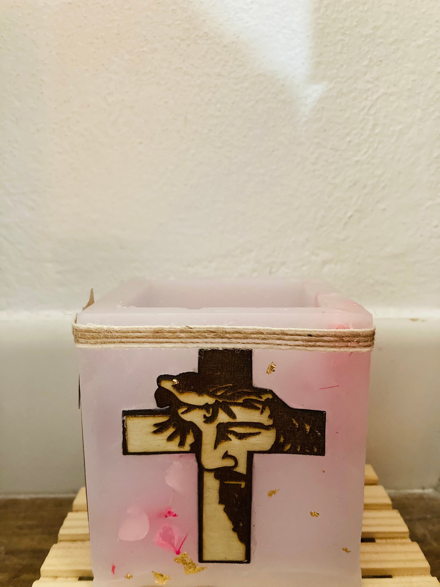 Vela fanal/ vela hueca con aplique de madera en forma de cruz y olor a flor de loto