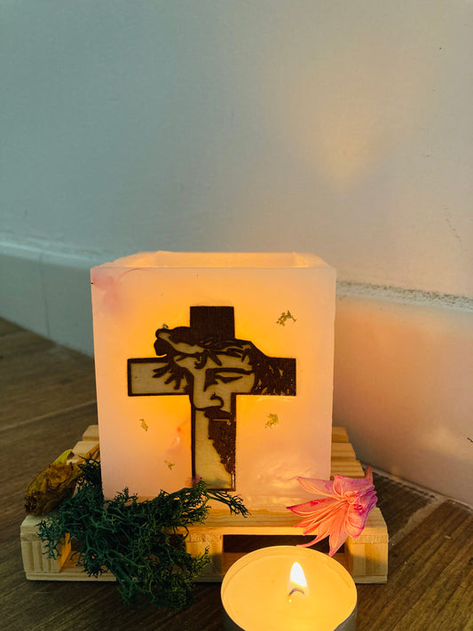 Vela fanal/ vela hueca con aplique de madera en forma de cruz y olor a flor de loto