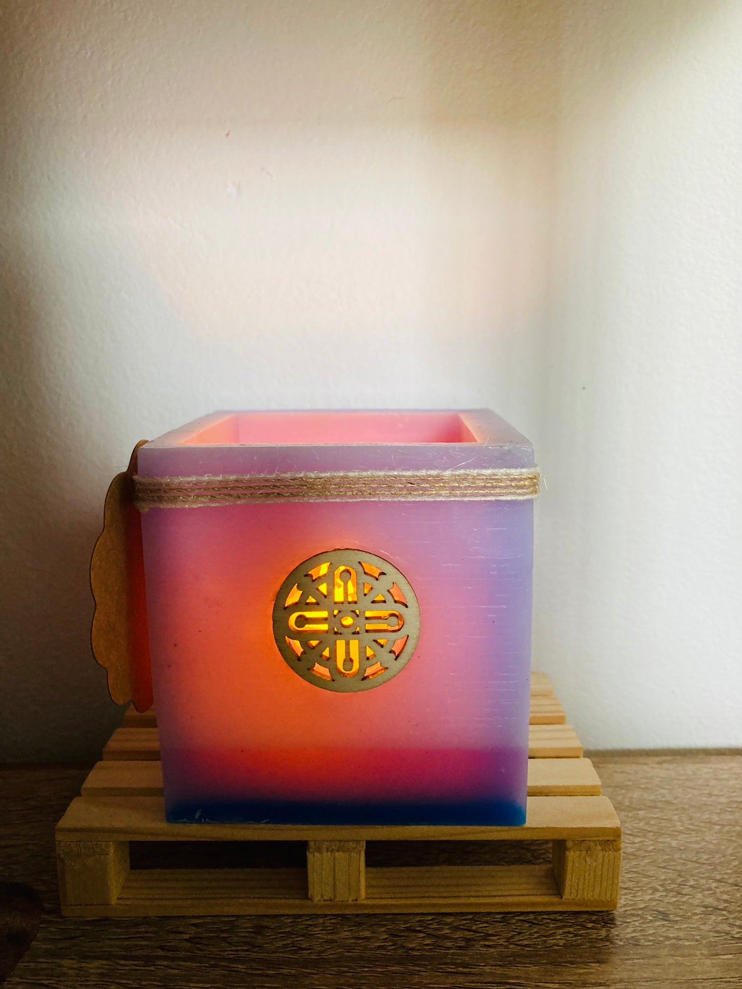 Fanal de cera / vela hueca con aroma y aplique de madera -Lilinnight