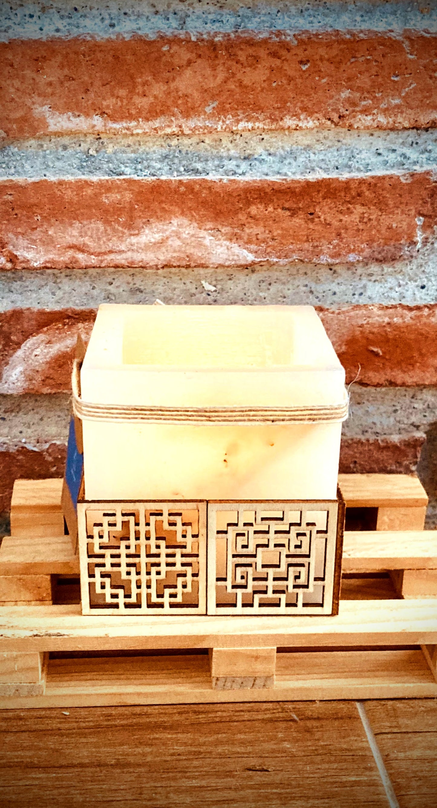 Vela Fanal/vela hueca Artesanal – Diseño Farolillo Asiático – Disponible en Blanco (Aroma Floral) o Amarillo (Aroma a Limón) – Hecha a Mano con Apliques de Madera – LilinNight (amarillo