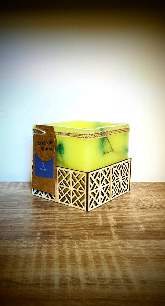 Vela Fanal/vela hueca Artesanal – Diseño Farolillo Asiático – Disponible en Blanco (Aroma Floral) o Amarillo (Aroma a Limón) – Hecha a Mano con Apliques de Madera – LilinNight (amarillo