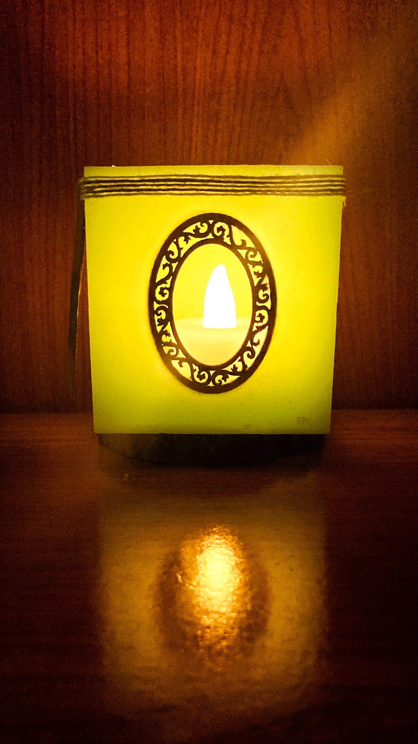 Fanal de cera/ vela hueca con aplique de madera en forma de espejo y aroma floral - Lilinnight