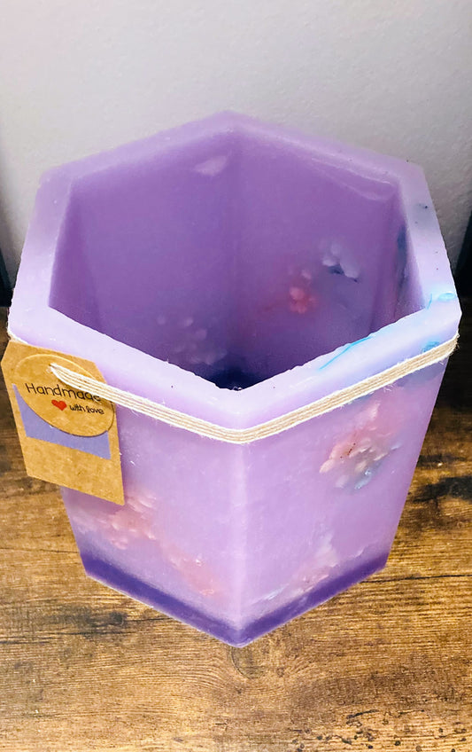Fanal hexagonal de cera / vela hueca con aroma a frutas del bosque y flores secas