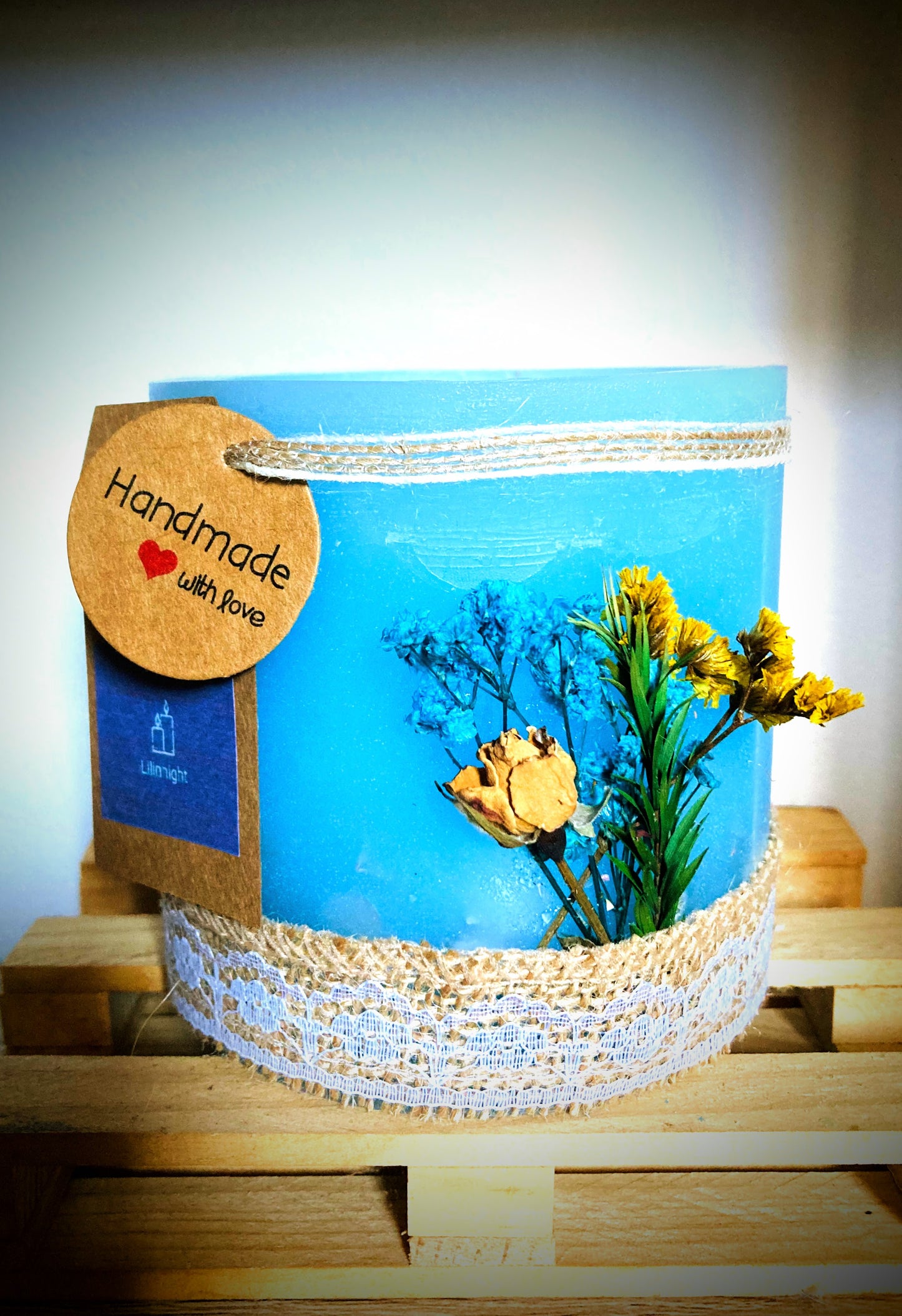 Fanal de cera / vela hueca, artesanal azul con hojas secas y aroma floral- Lilinnight