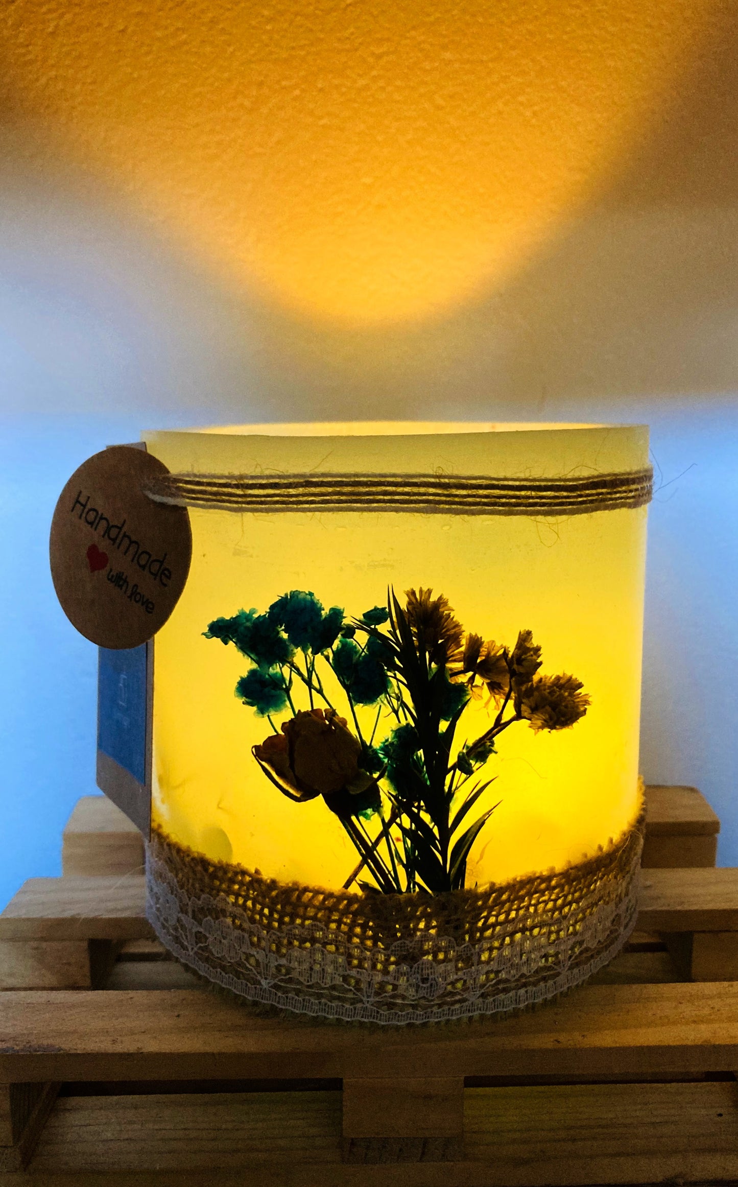 Fanal de cera / vela hueca, artesanal azul con hojas secas y aroma floral- Lilinnight