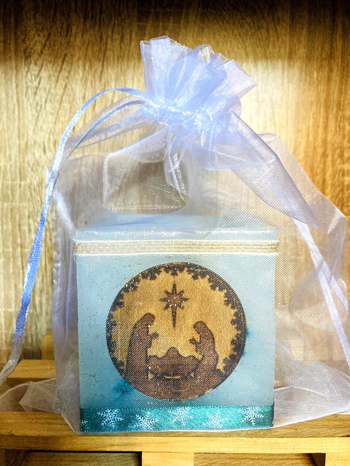 Fanal de cera artesanal / vela hueca con aplique de Belen y aroma a flores