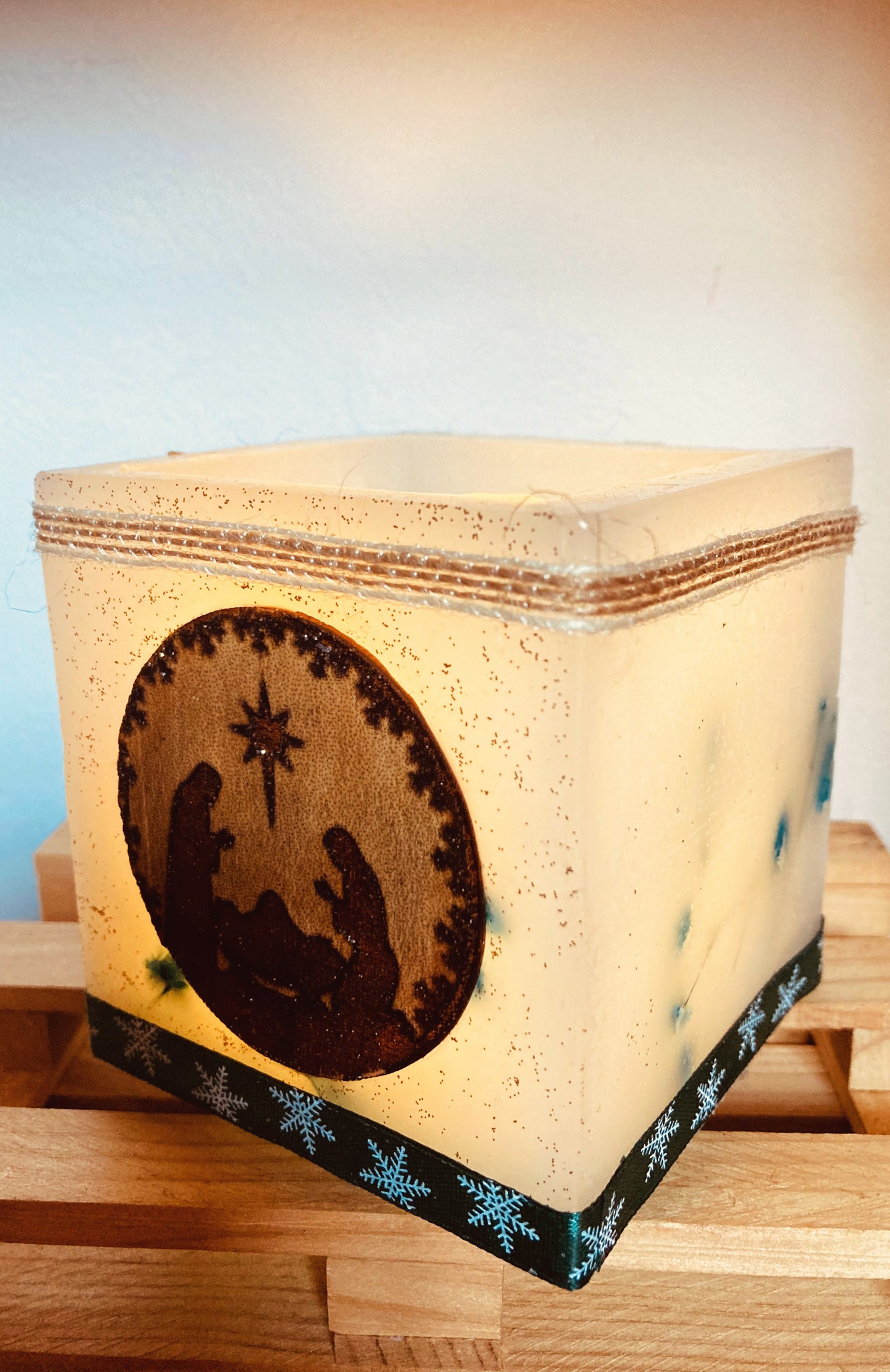 Fanal de cera artesanal / vela hueca con aplique de Belen y aroma a flores
