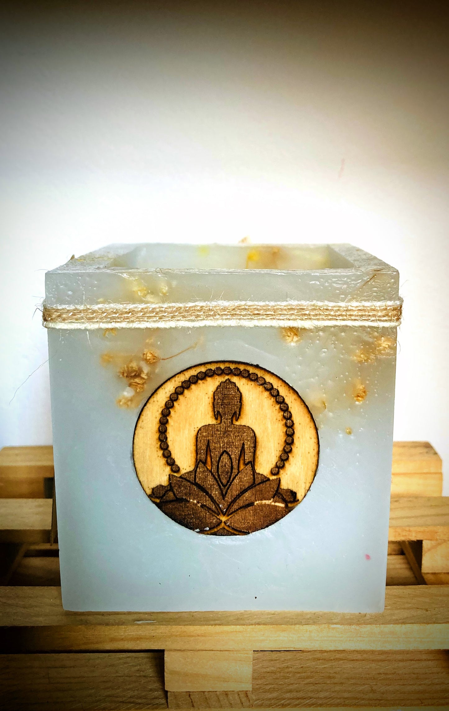 Fanal de cera / vela hueca -  con Flores Secas y Buda de Madera, Aroma Floral