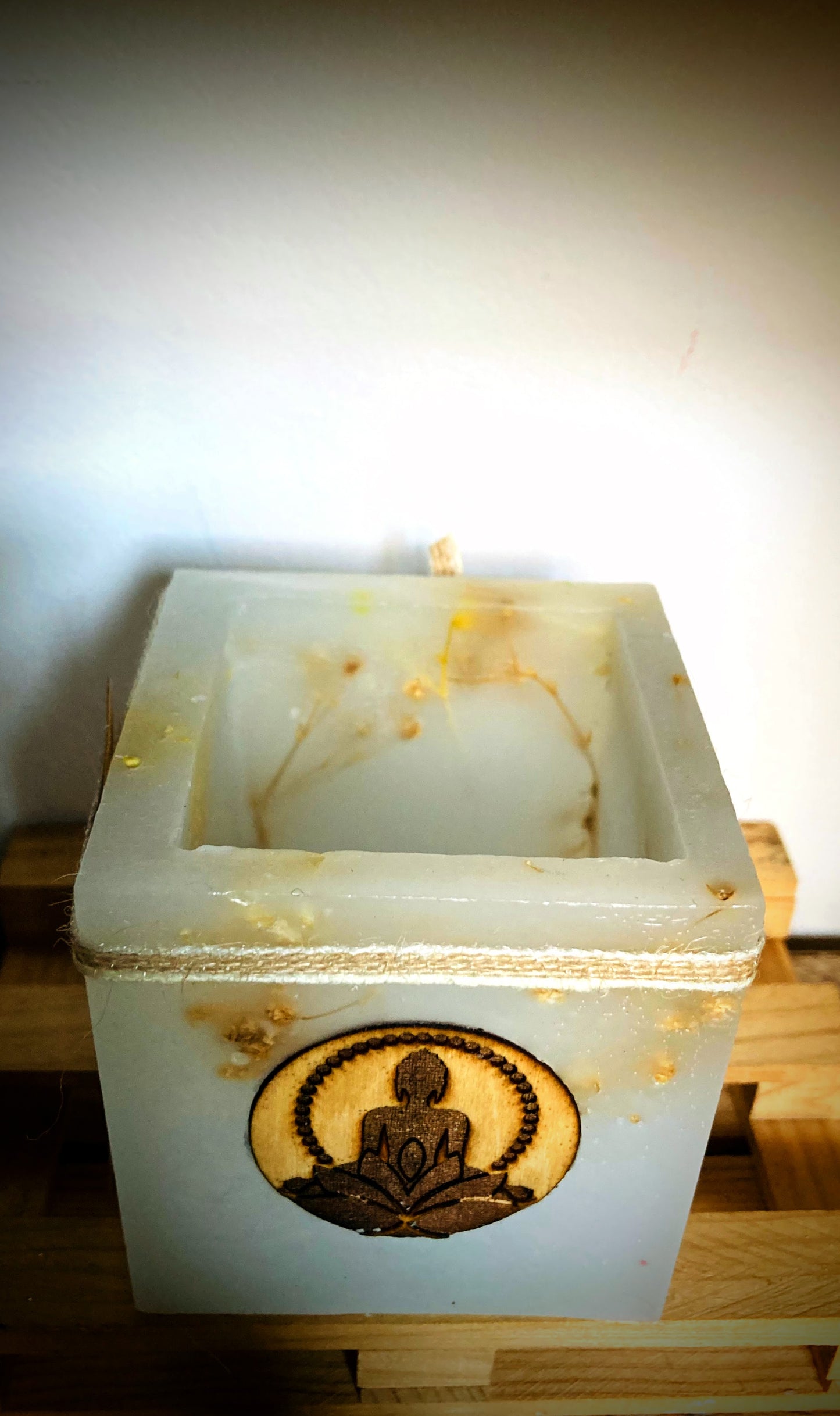 Fanal de cera / vela hueca -  con Flores Secas y Buda de Madera, Aroma Floral
