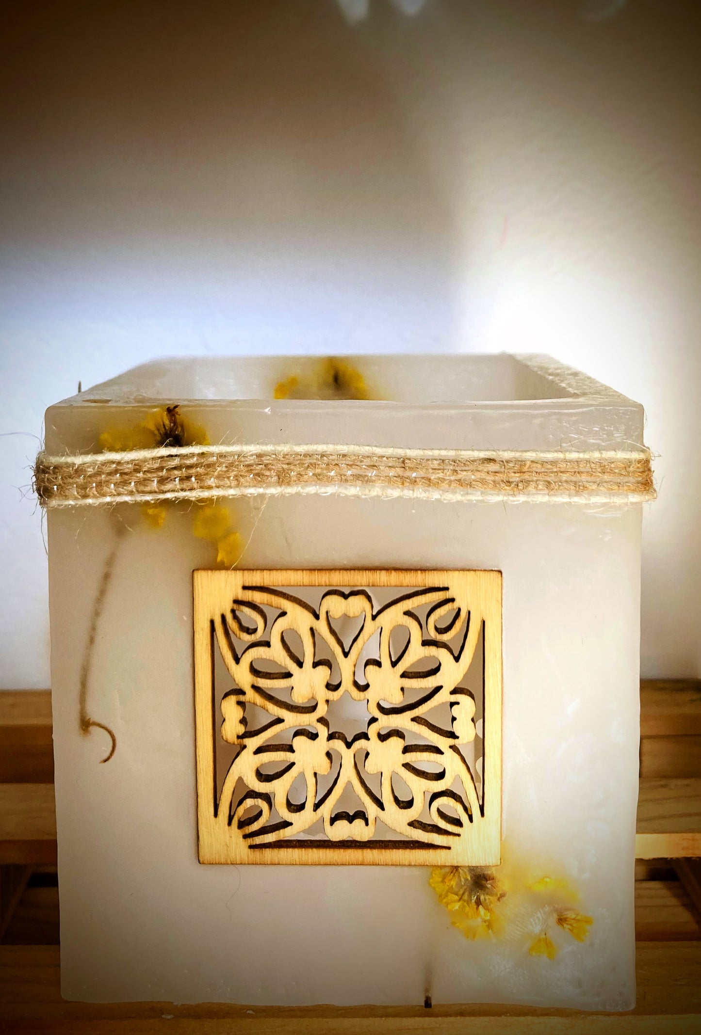 Fanal de Cera Artesanal, vela hueca Blanca con Detalles Florales y Aplique de Madera - Lilinnight