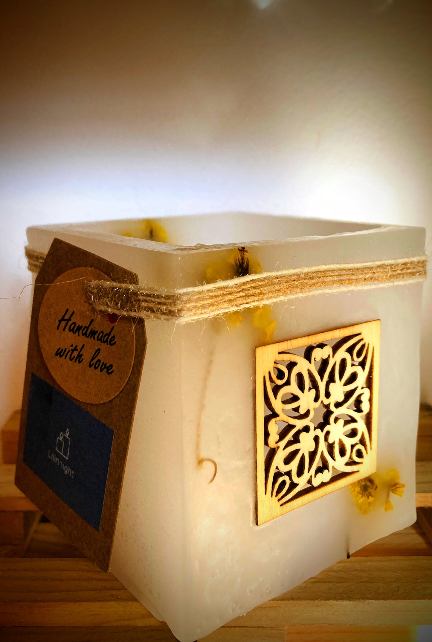 Fanal de Cera Artesanal, vela hueca Blanca con Detalles Florales y Aplique de Madera - Lilinnight