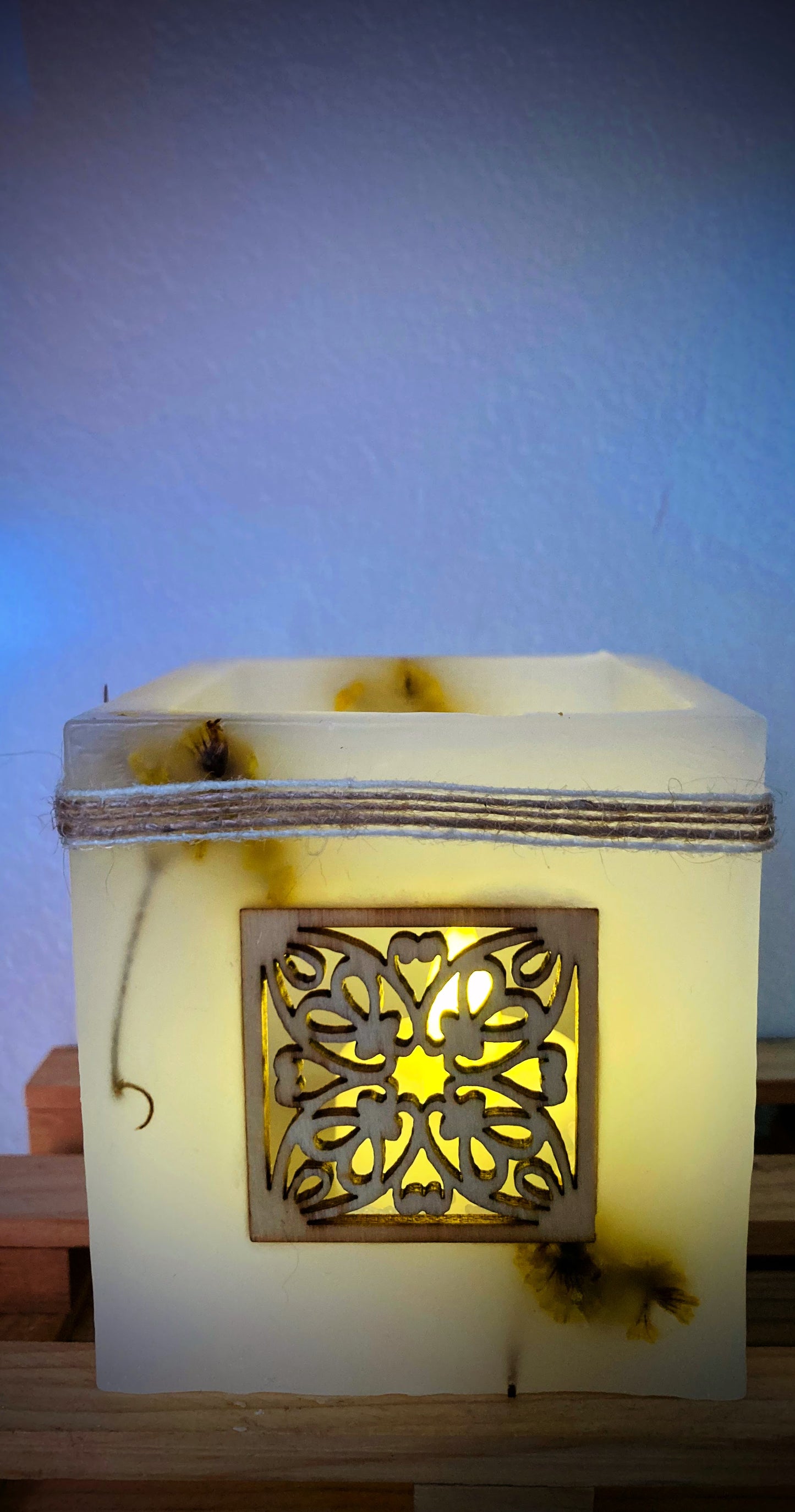 Fanal de Cera Artesanal, vela hueca Blanca con Detalles Florales y Aplique de Madera - Lilinnight