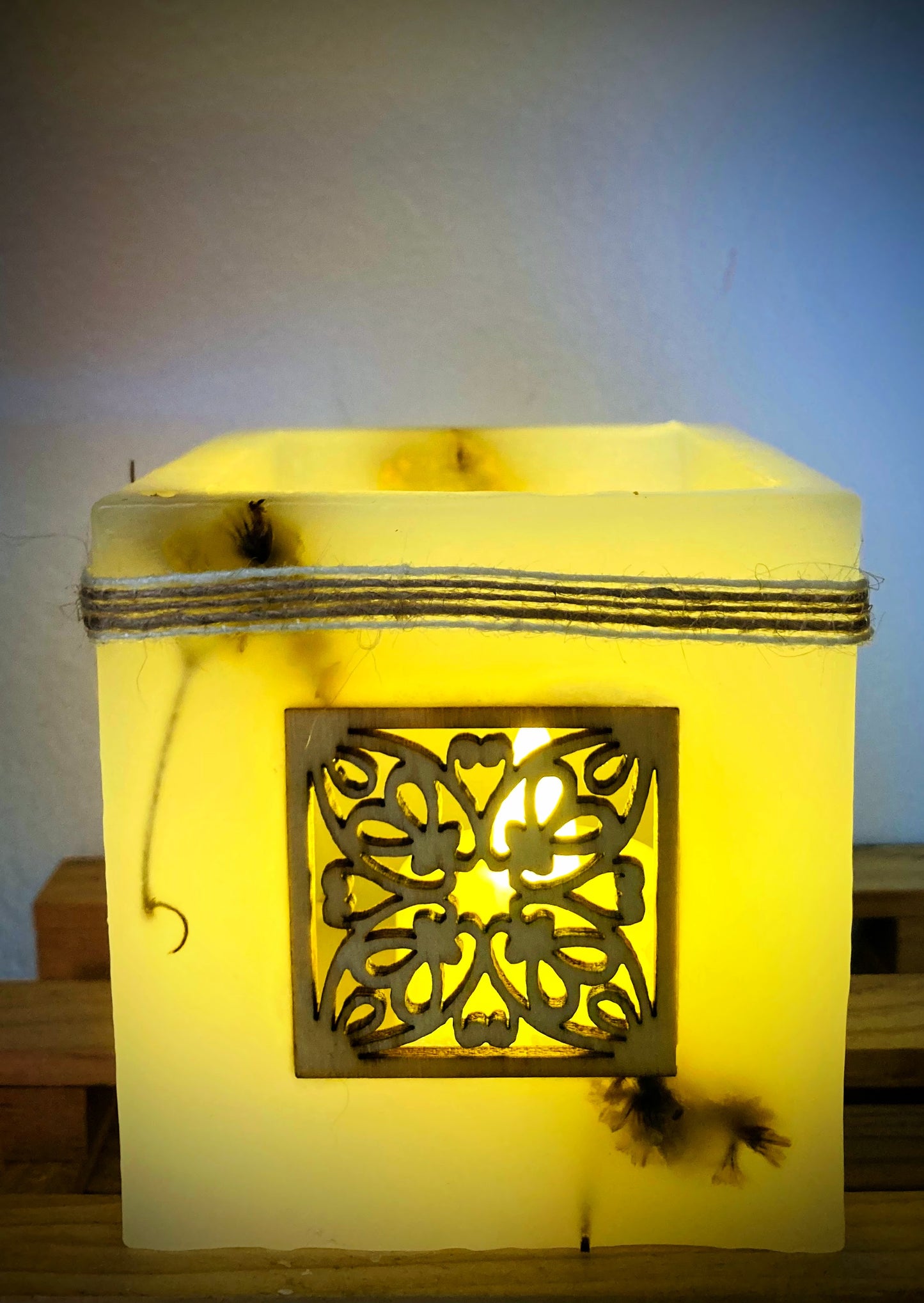 Fanal de Cera Artesanal, vela hueca Blanca con Detalles Florales y Aplique de Madera - Lilinnight