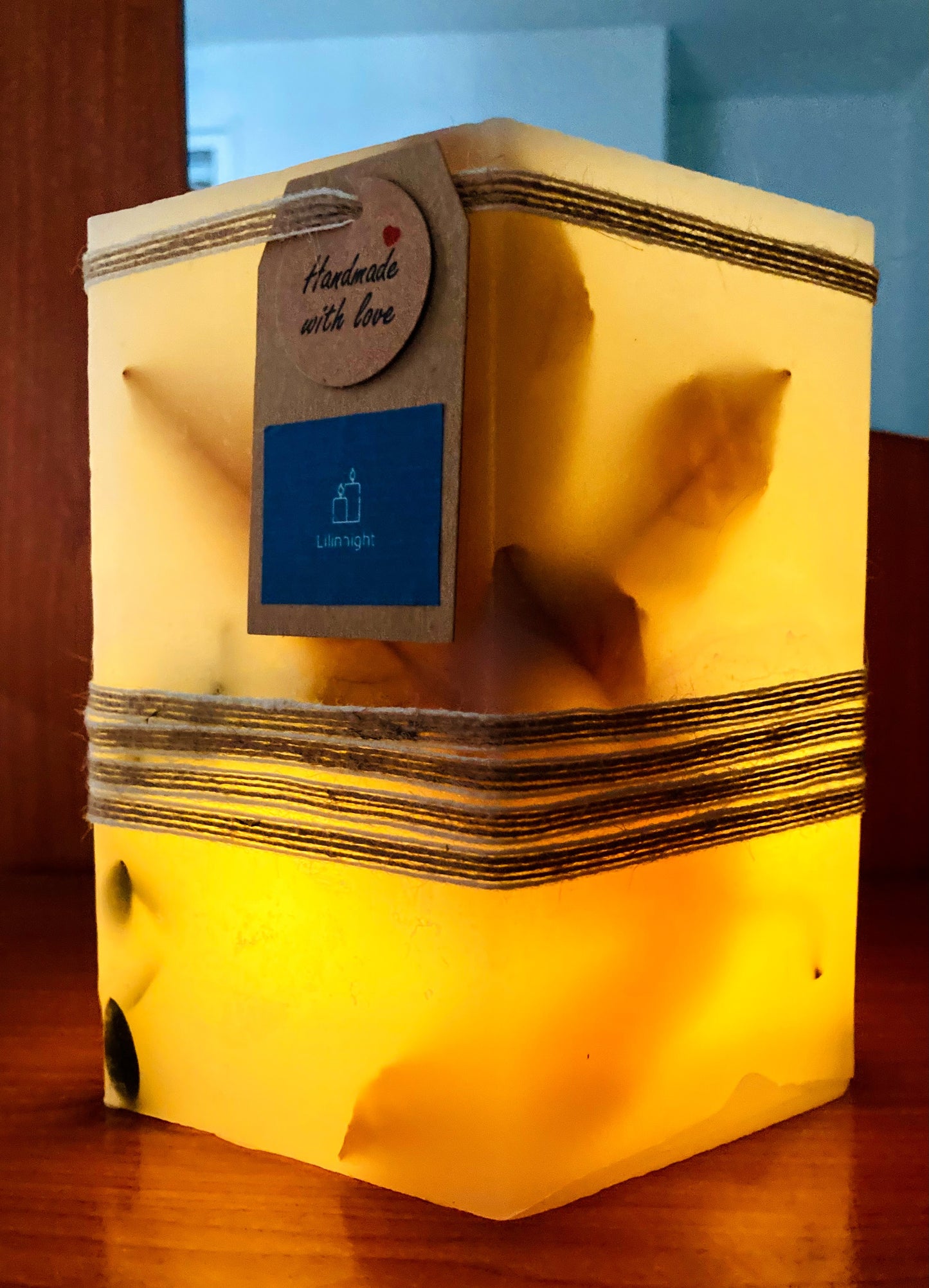 Fanal hexagonal/vela hueca con hojas encapsuladas y aroma a jazmín