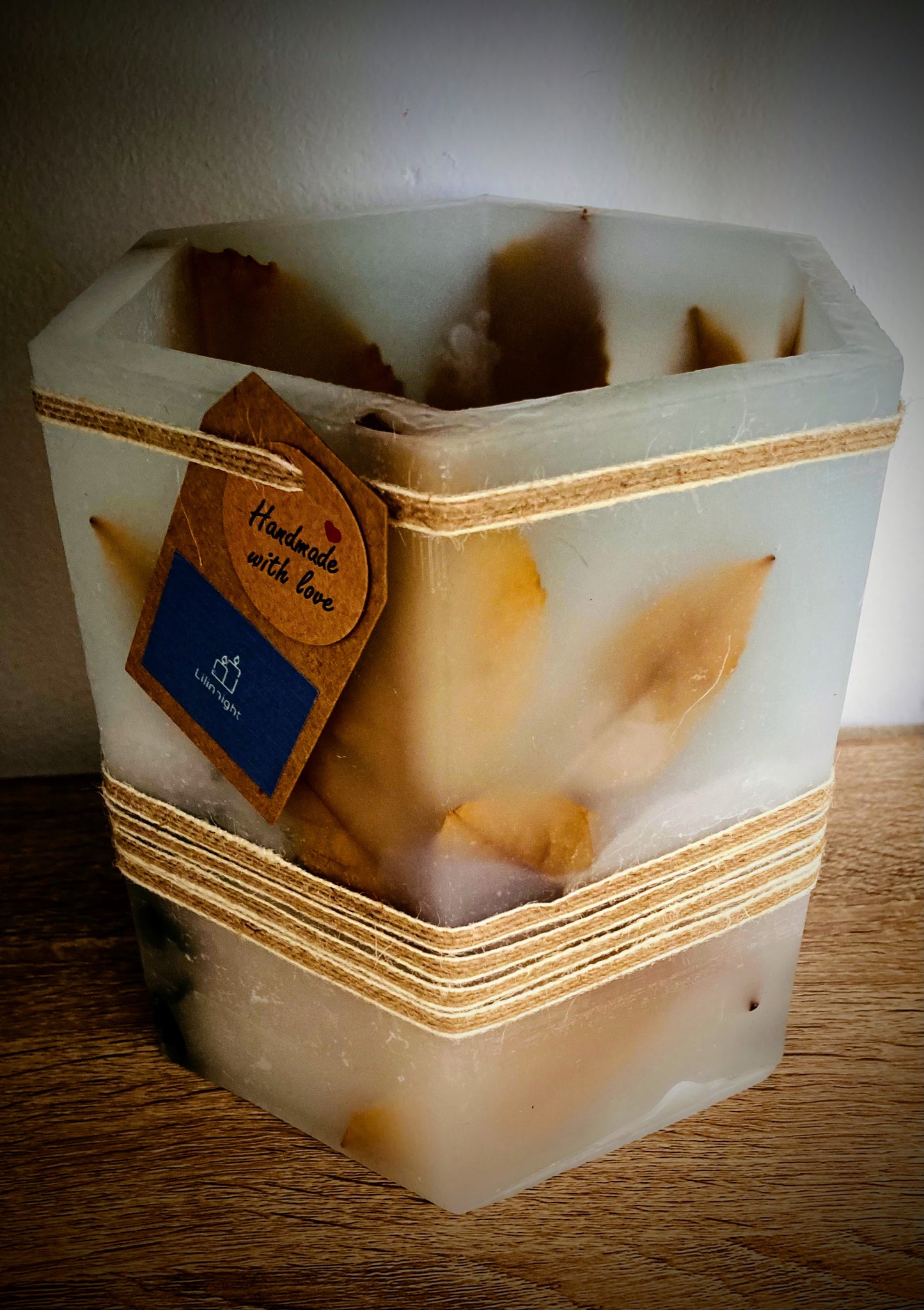 Fanal hexagonal/vela hueca con hojas encapsuladas y aroma a jazmín