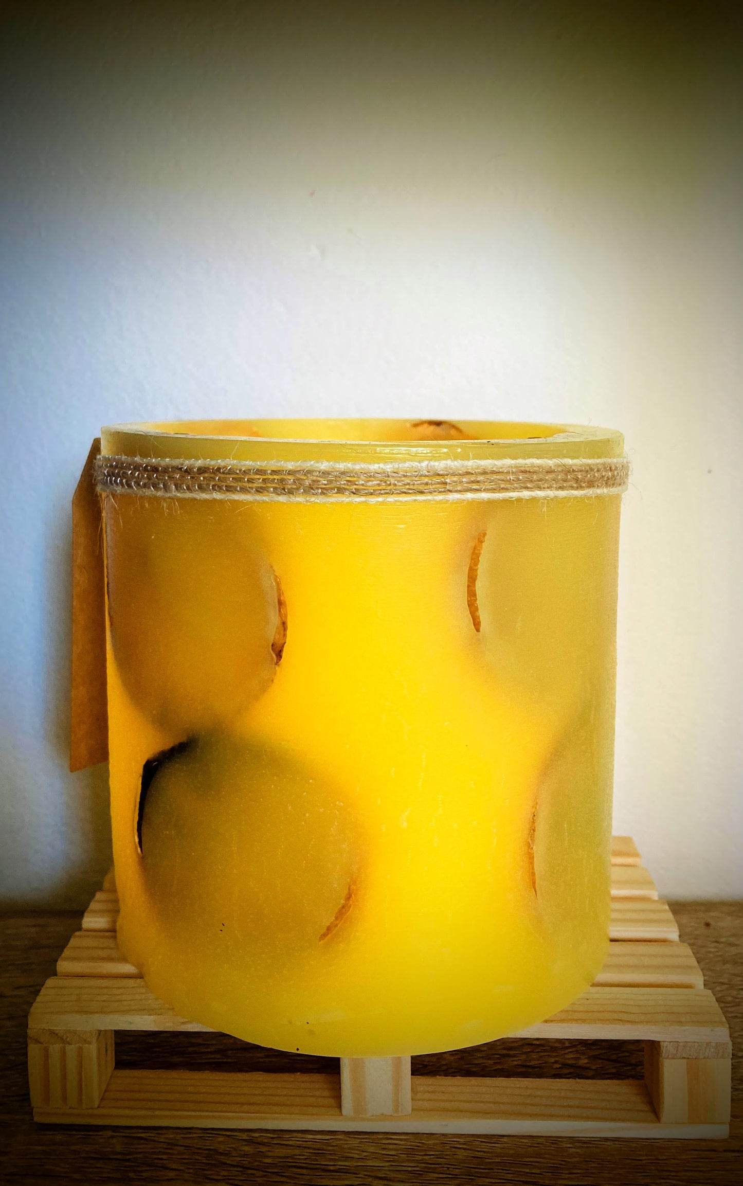 Fanal de Cera/vela hueca Artesanal Lilinnight – Aroma a Limon (Hojas y cinta de yute)