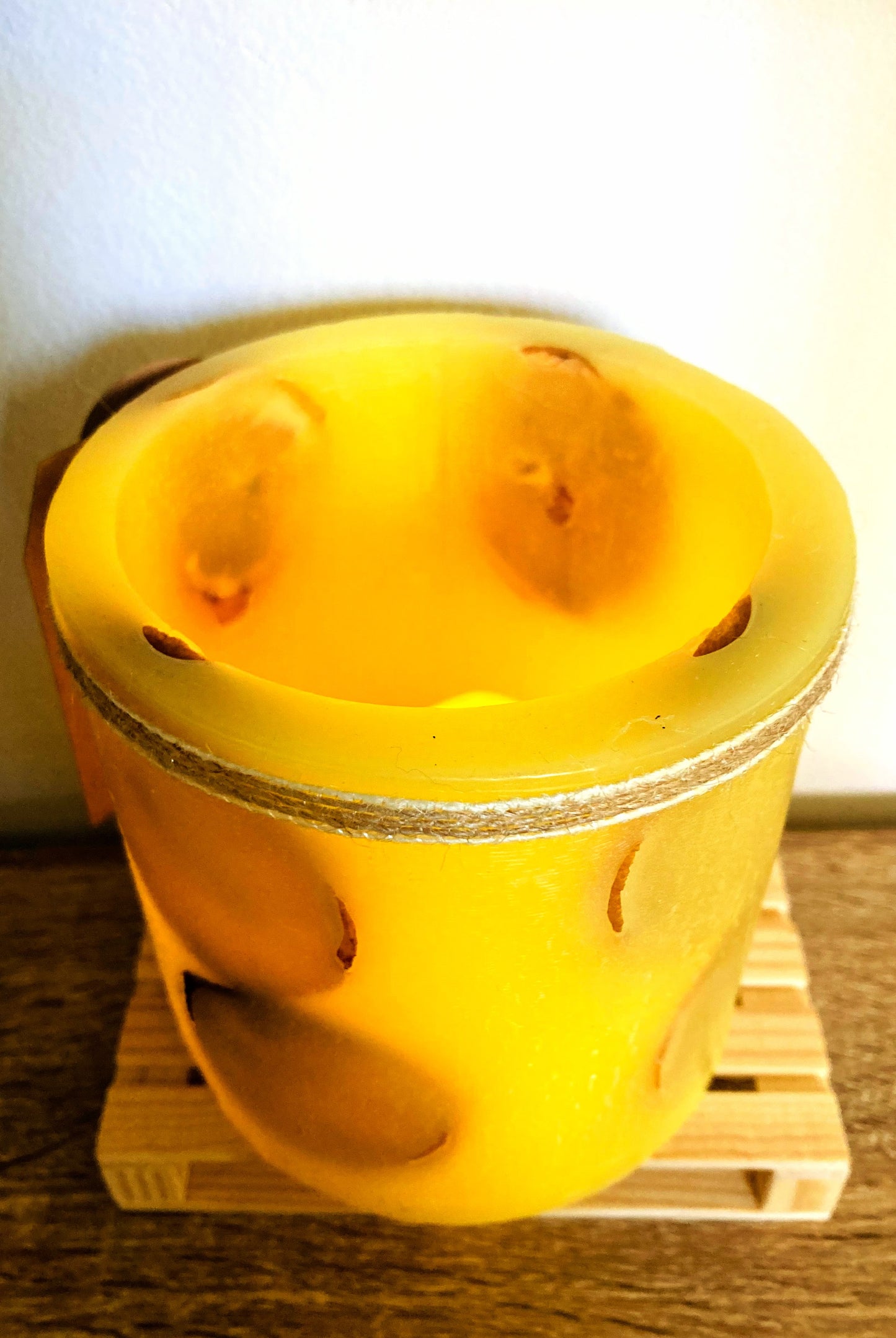 Fanal de Cera/vela hueca Artesanal Lilinnight – Aroma a Limon (Hojas y cinta de yute)