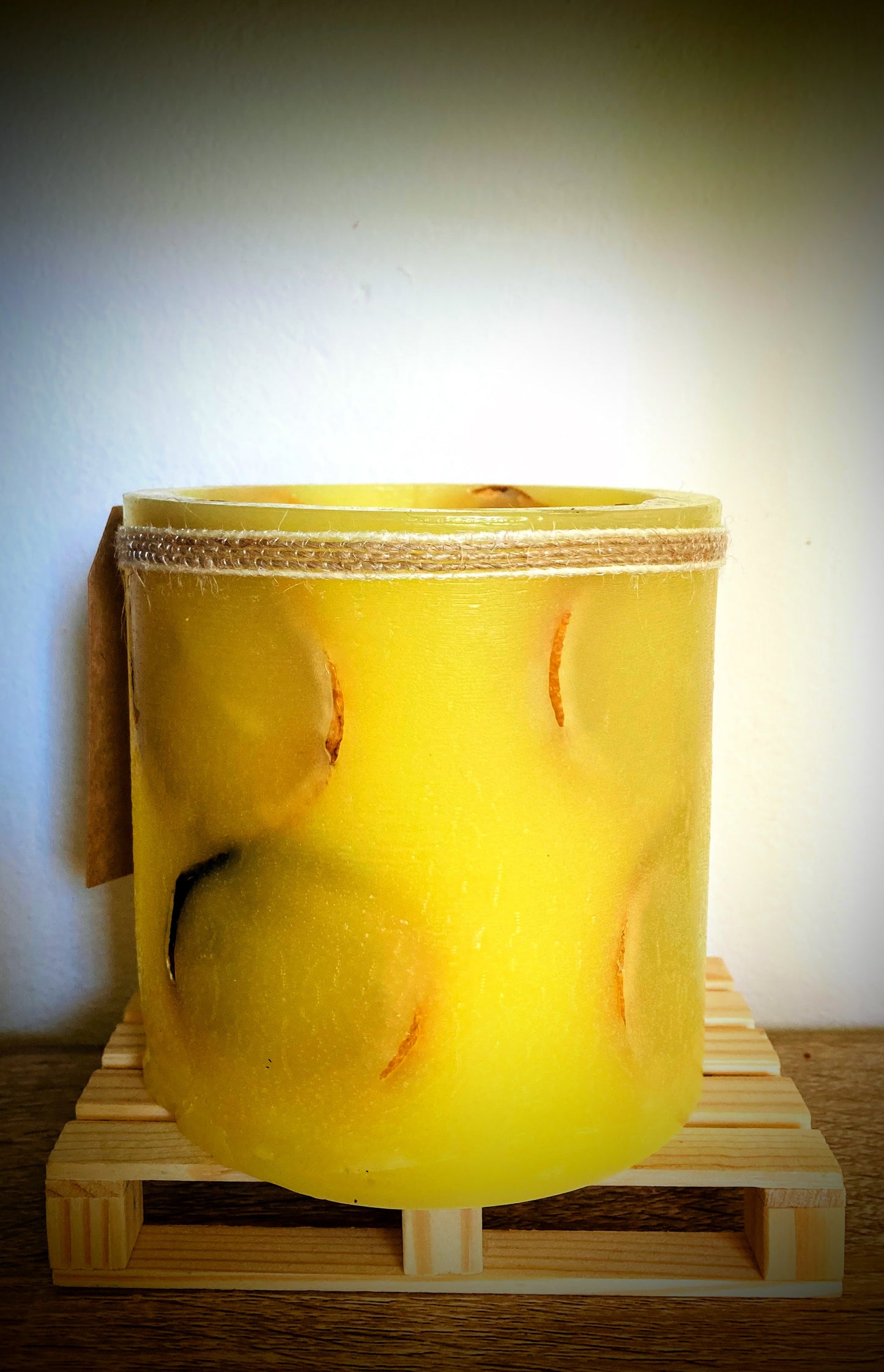 Fanal de Cera/vela hueca Artesanal Lilinnight – Aroma a Limon (Hojas y cinta de yute)