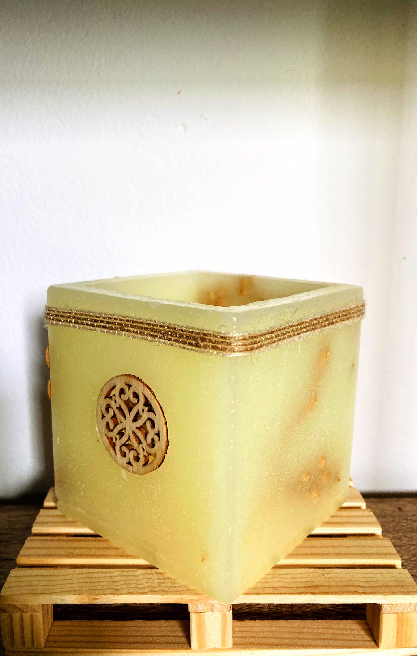 Fanal de cera / vela hueca con aroma y aplique de madera -Lilinnight