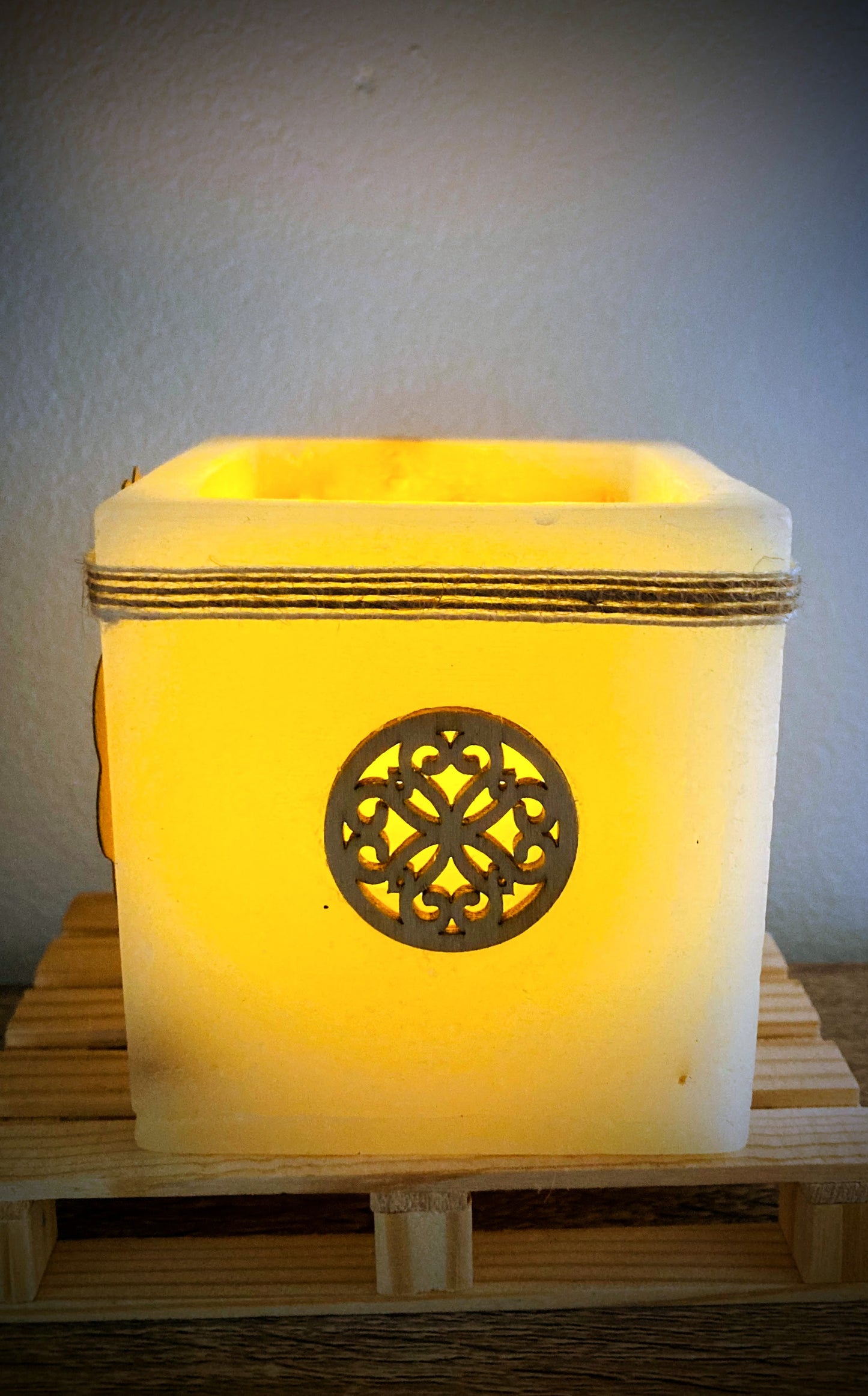 Fanal de cera / vela hueca con aroma y aplique de madera -Lilinnight