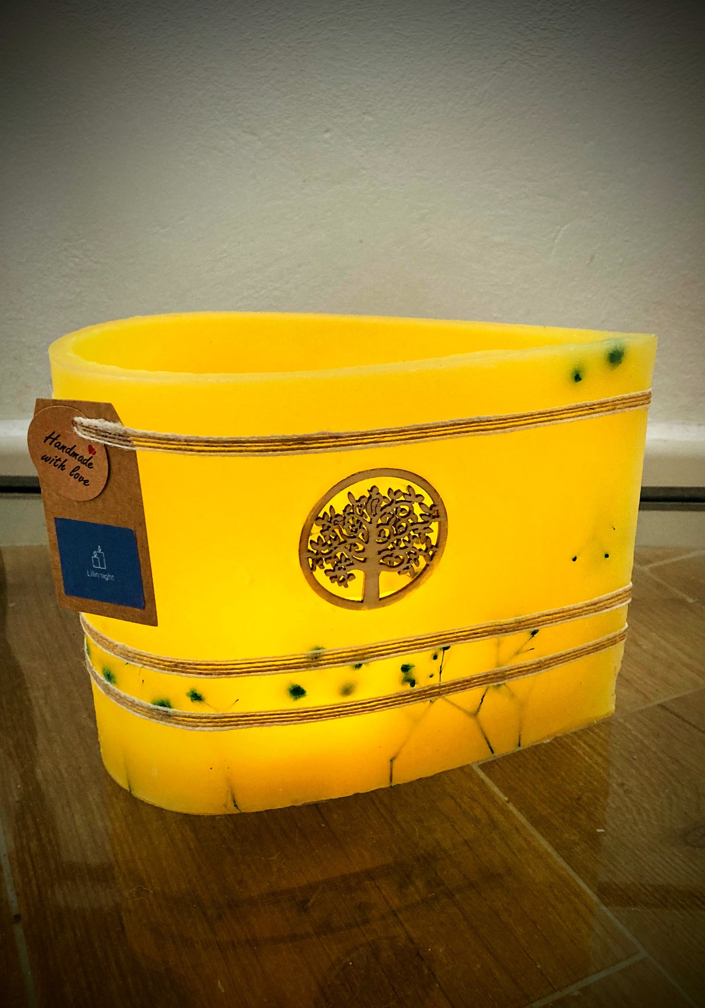 Fanal de cera / vela hueca en forma de gota con arbol de la vida y aroma a limon