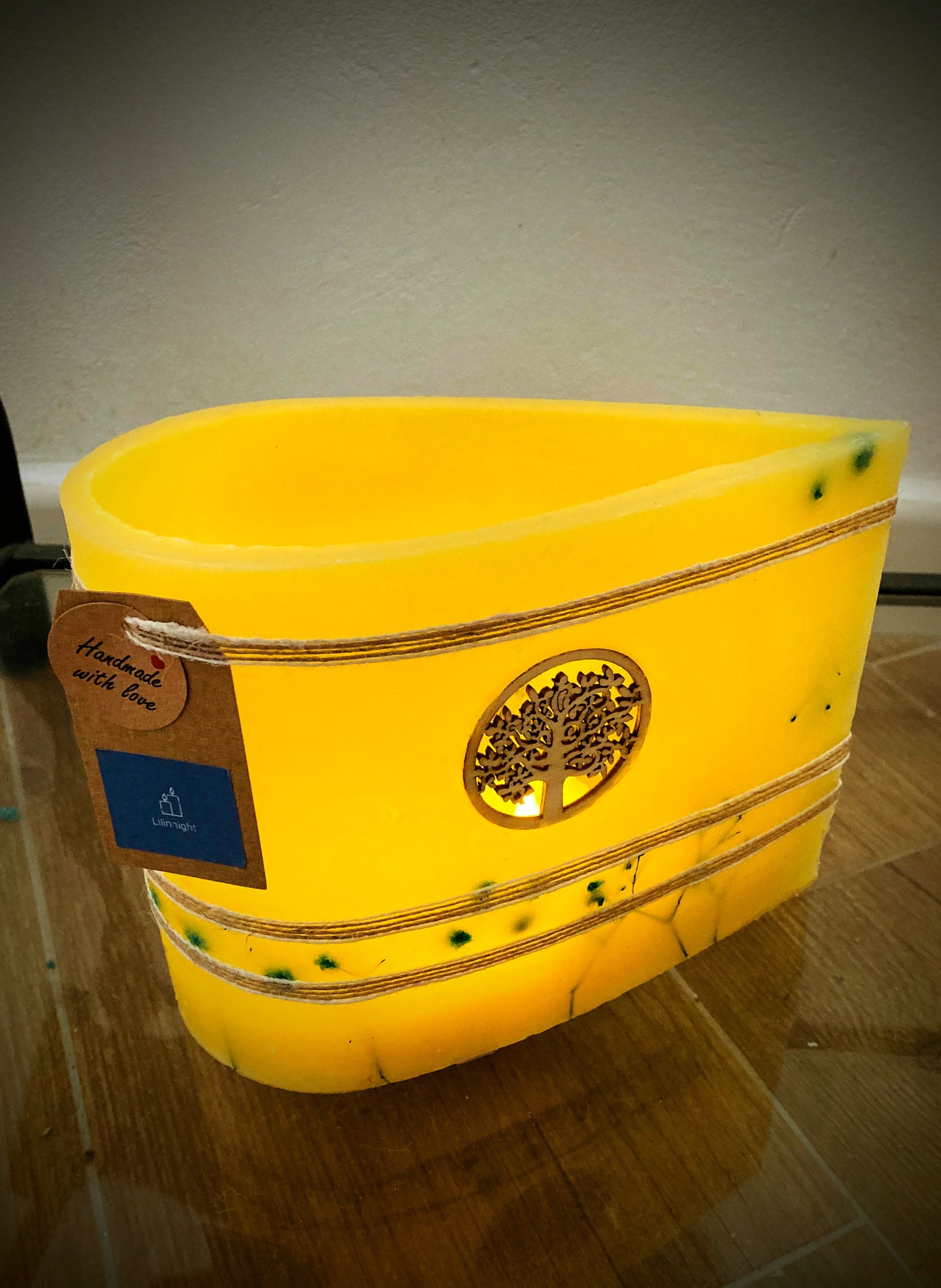 Fanal de cera / vela hueca en forma de gota con arbol de la vida y aroma a limon