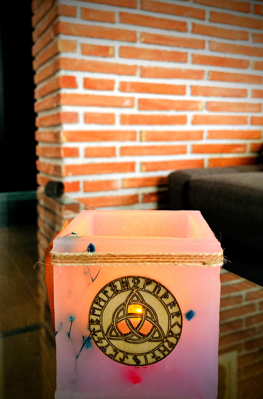 Fanal de Cera / Vela Hueca con Símbolo de Nudo de Bruja y Olor Floral – Lilinnight