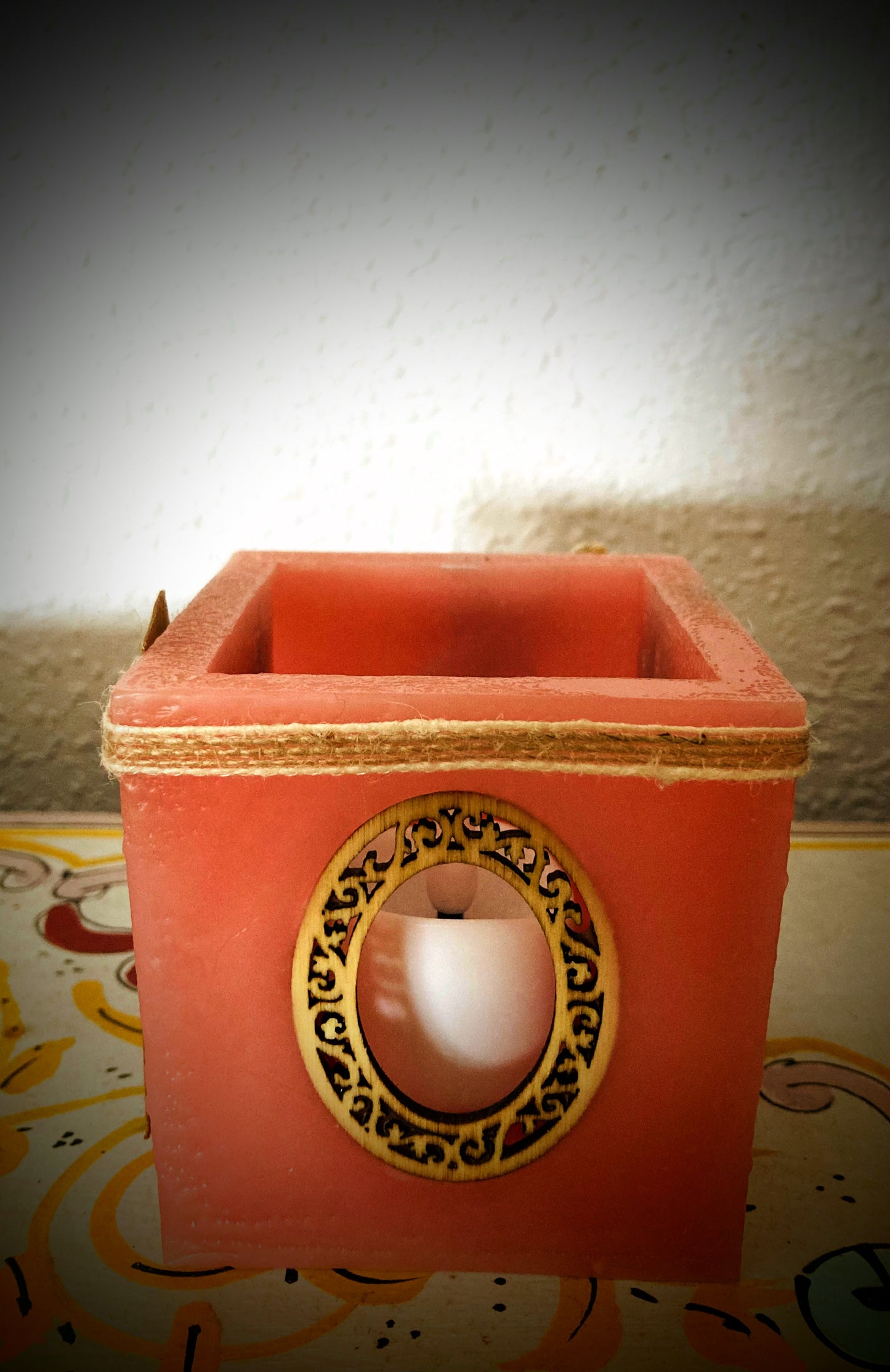 Fanal de cera/ vela hueca con aplique de madera en forma de espejo y aroma floral - Lilinnight