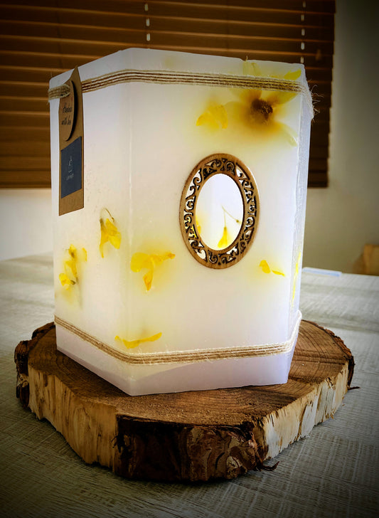 Fanal Hexagonal de Cera  / vela hueca con Flores Naturales – Estilo Rústico  con olor Floral - Lilinnight