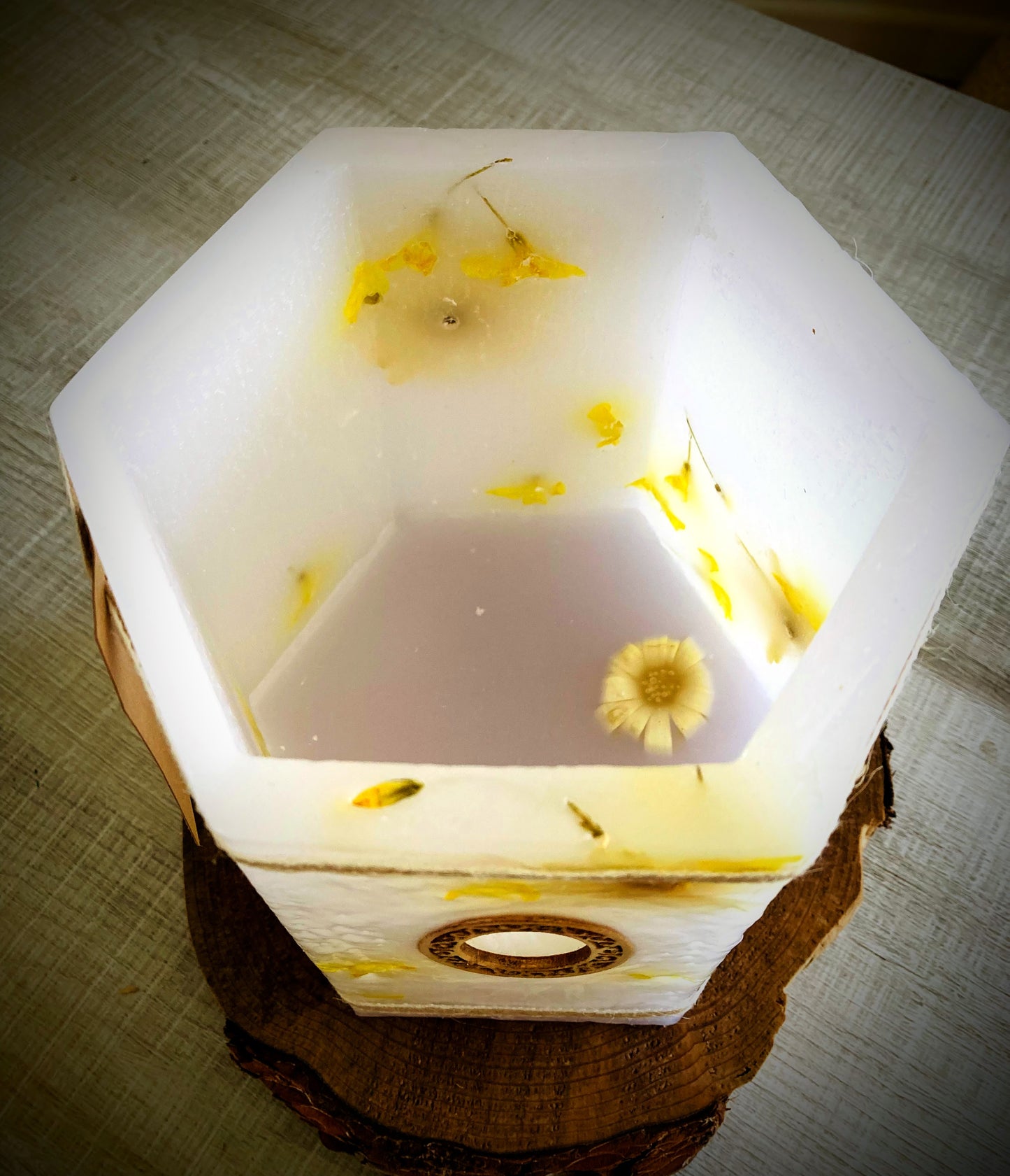 Fanal Hexagonal de Cera / vela hueca con Flores Naturales – Estilo Rústico con olor Floral - Lilinnight