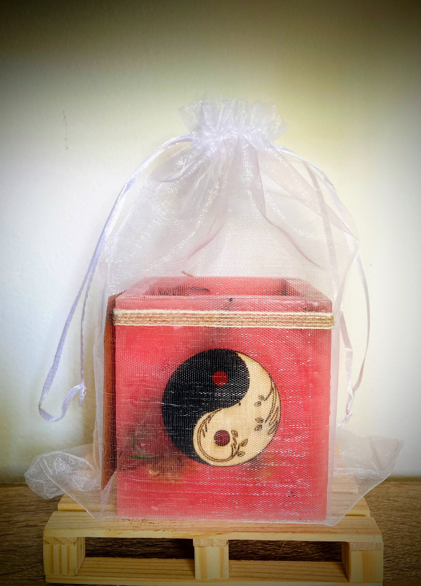 Fanal de cera / vela hueca con Ying-yang en madera y aroma a naranja y canela -Lilinnight