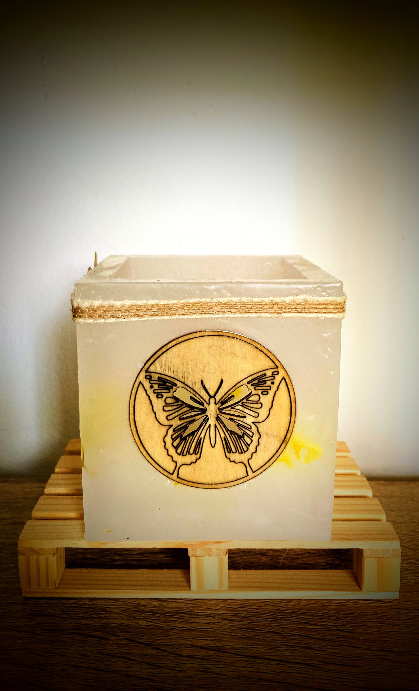 Fanal de cera / vela hueca con mariposa de madera y olor – Lilinnight