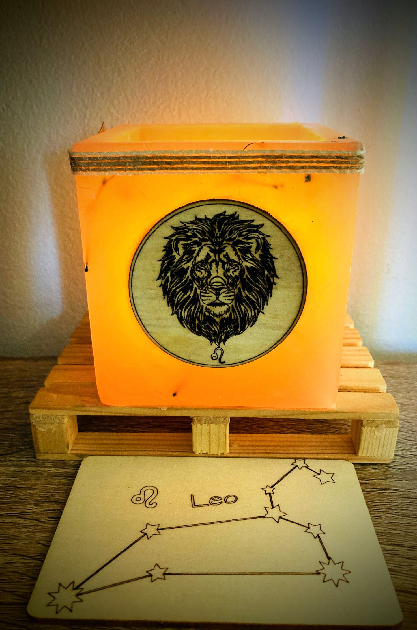 Vela hueca/fanal de cera artesanal signo zodiaco Leo