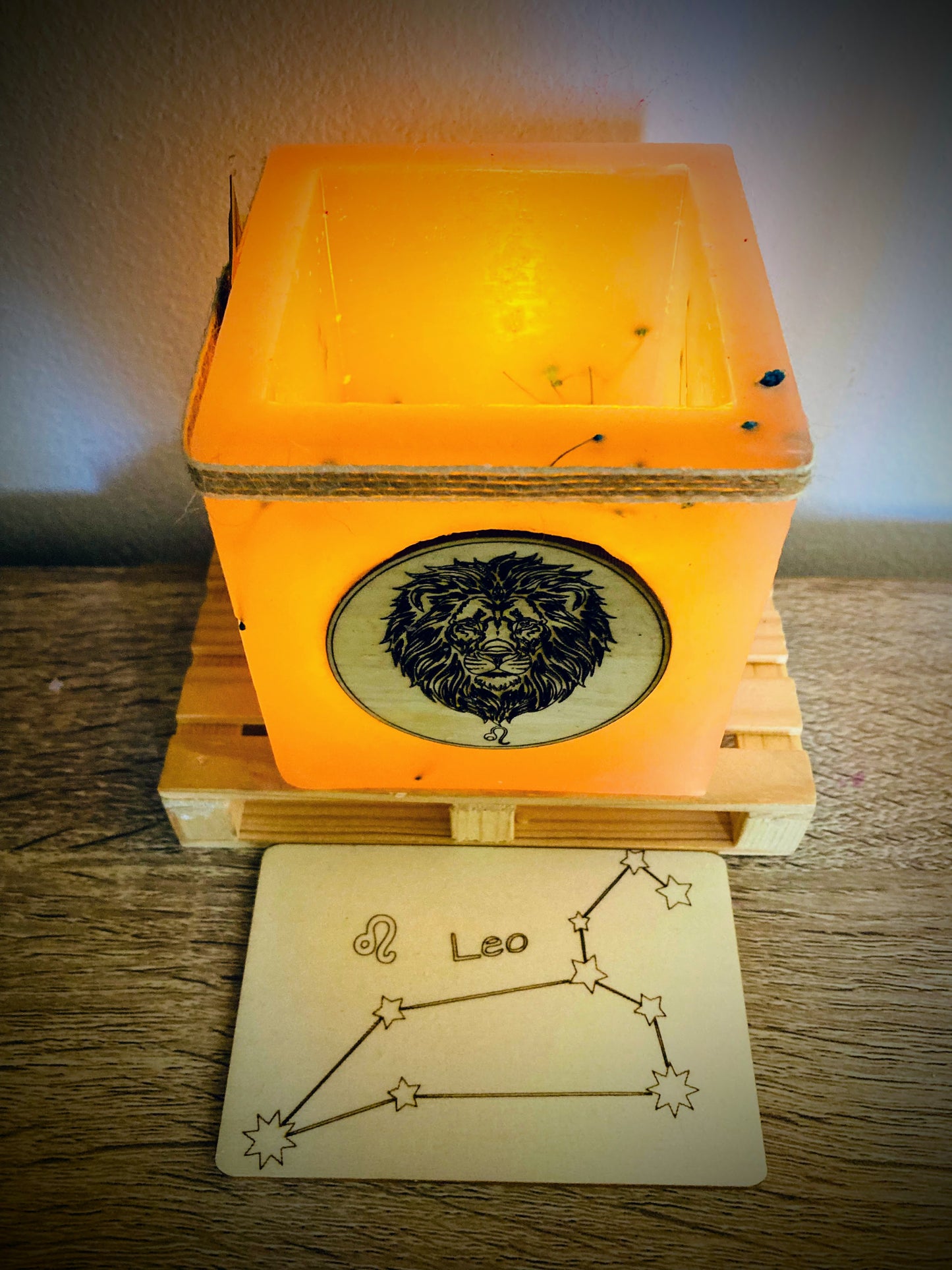 Vela hueca/fanal de cera artesanal signo zodiaco Leo