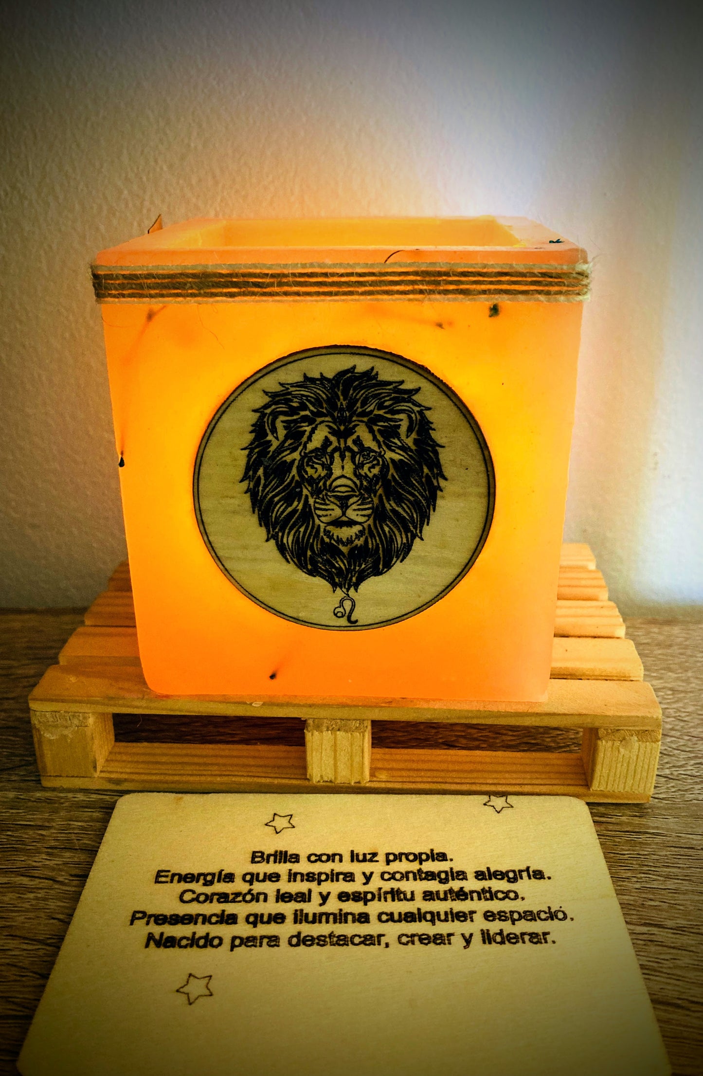 Vela hueca/fanal de cera artesanal signo zodiaco Leo