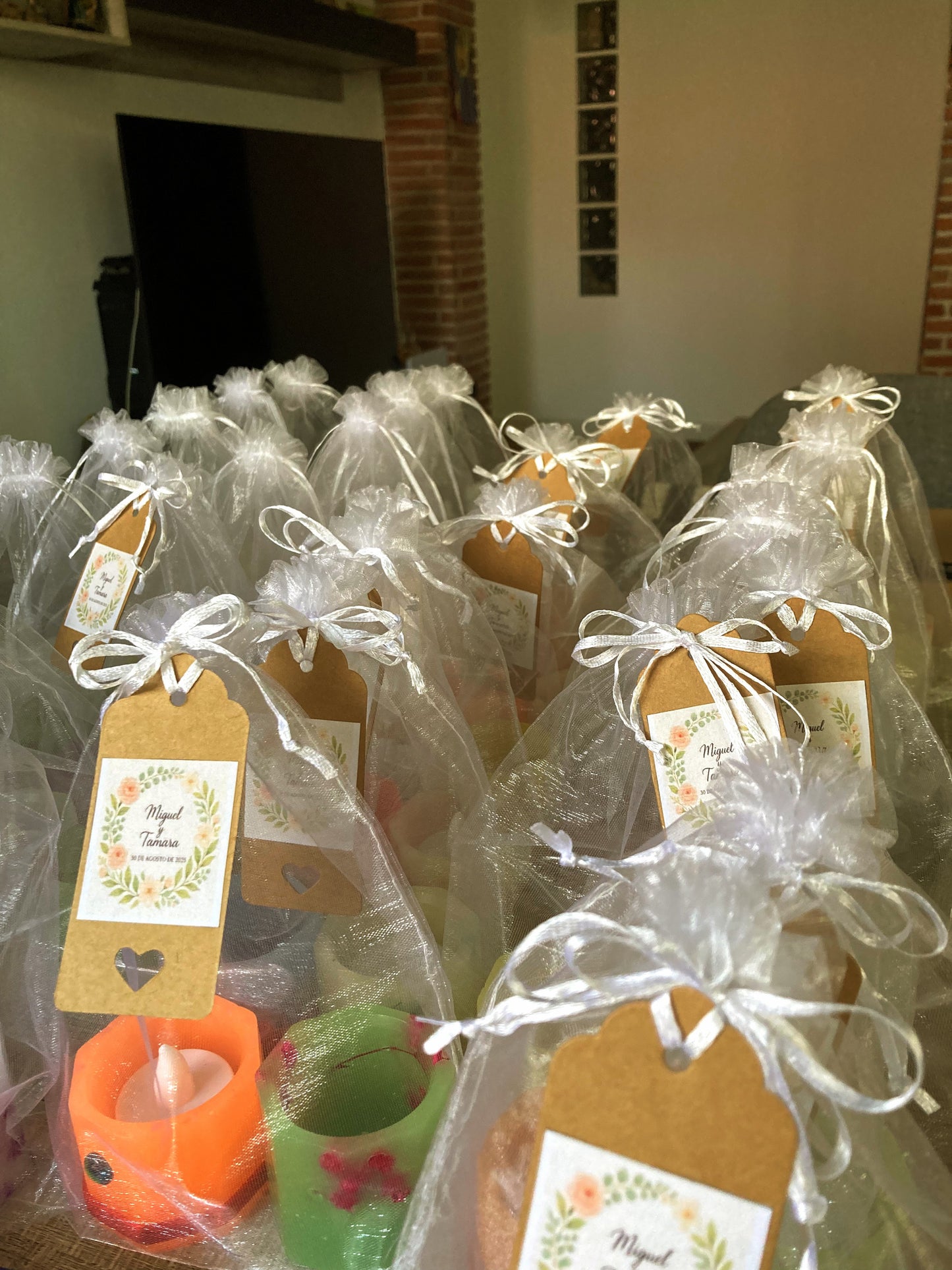 Pack 2 Velas Artesanales Hexagonales Pequeñas con LED y Aroma Floral – Incluye Bolsita de Regalo – Personalizables para Eventos (Bodas, Bautizos, Recuerdos)