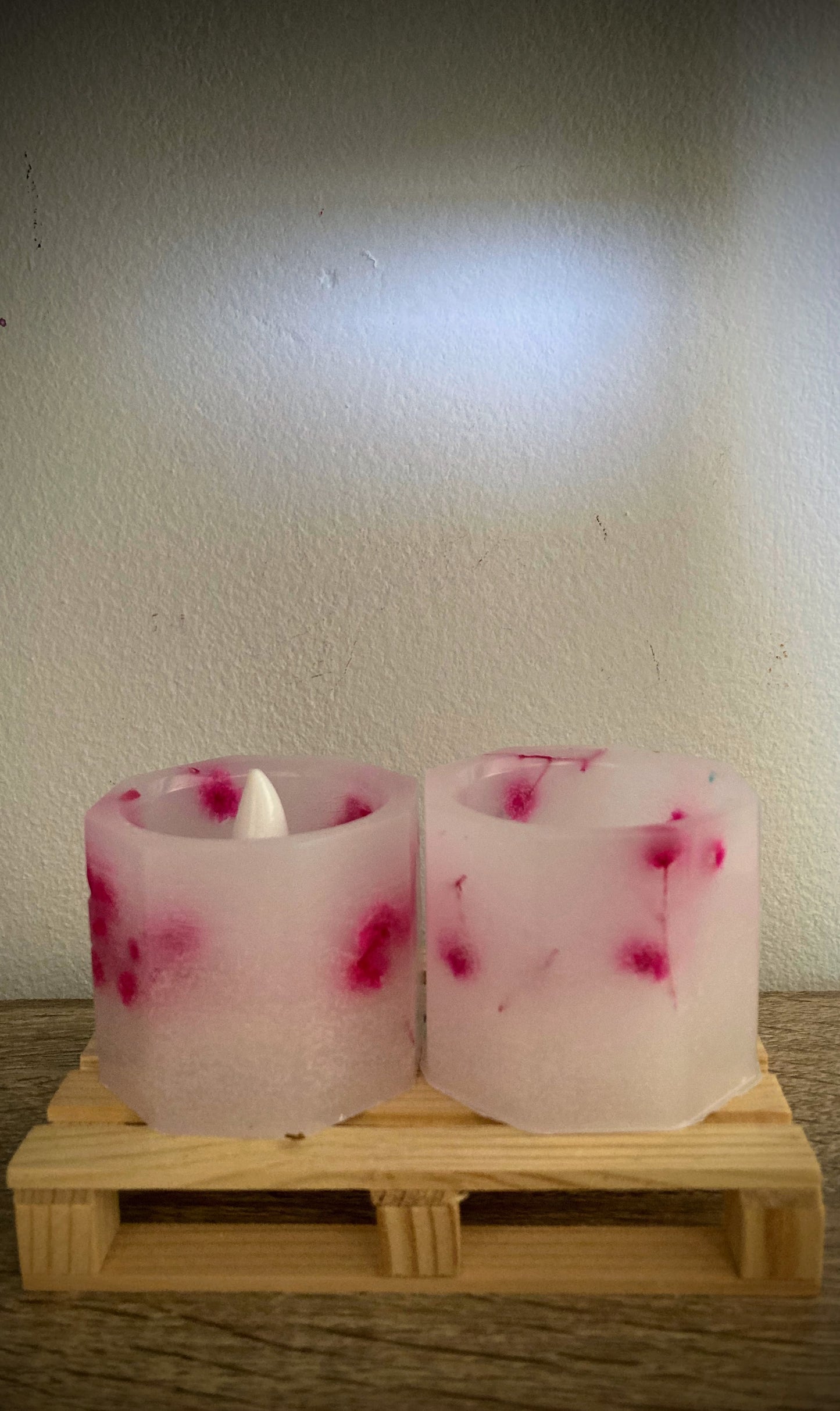 Pack 2 Velas Artesanales Hexagonales Pequeñas con LED y Aroma Floral – Incluye Bolsita de Regalo – Personalizables para Eventos (Bodas, Bautizos, Recuerdos)