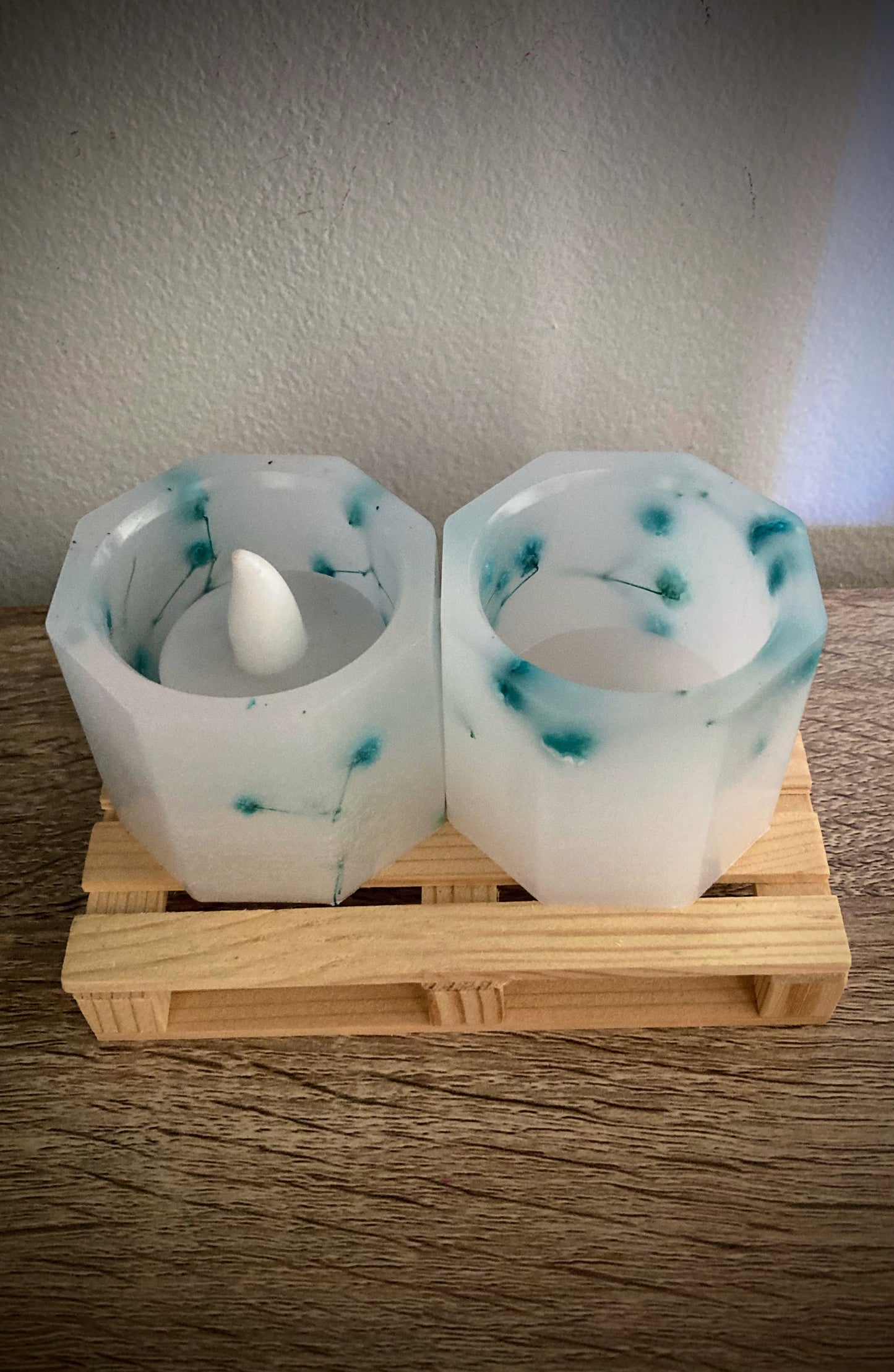 Pack 2 Velas Artesanales Hexagonales Pequeñas con LED y Aroma Floral – Incluye Bolsita de Regalo – Personalizables para Eventos (Bodas, Bautizos, Recuerdos)