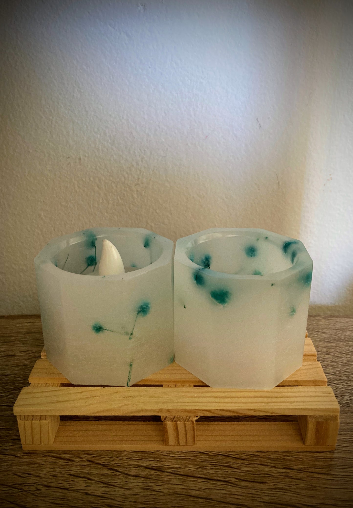 Pack 2 Velas Artesanales Hexagonales Pequeñas con LED y Aroma Floral – Incluye Bolsita de Regalo – Personalizables para Eventos (Bodas, Bautizos, Recuerdos)