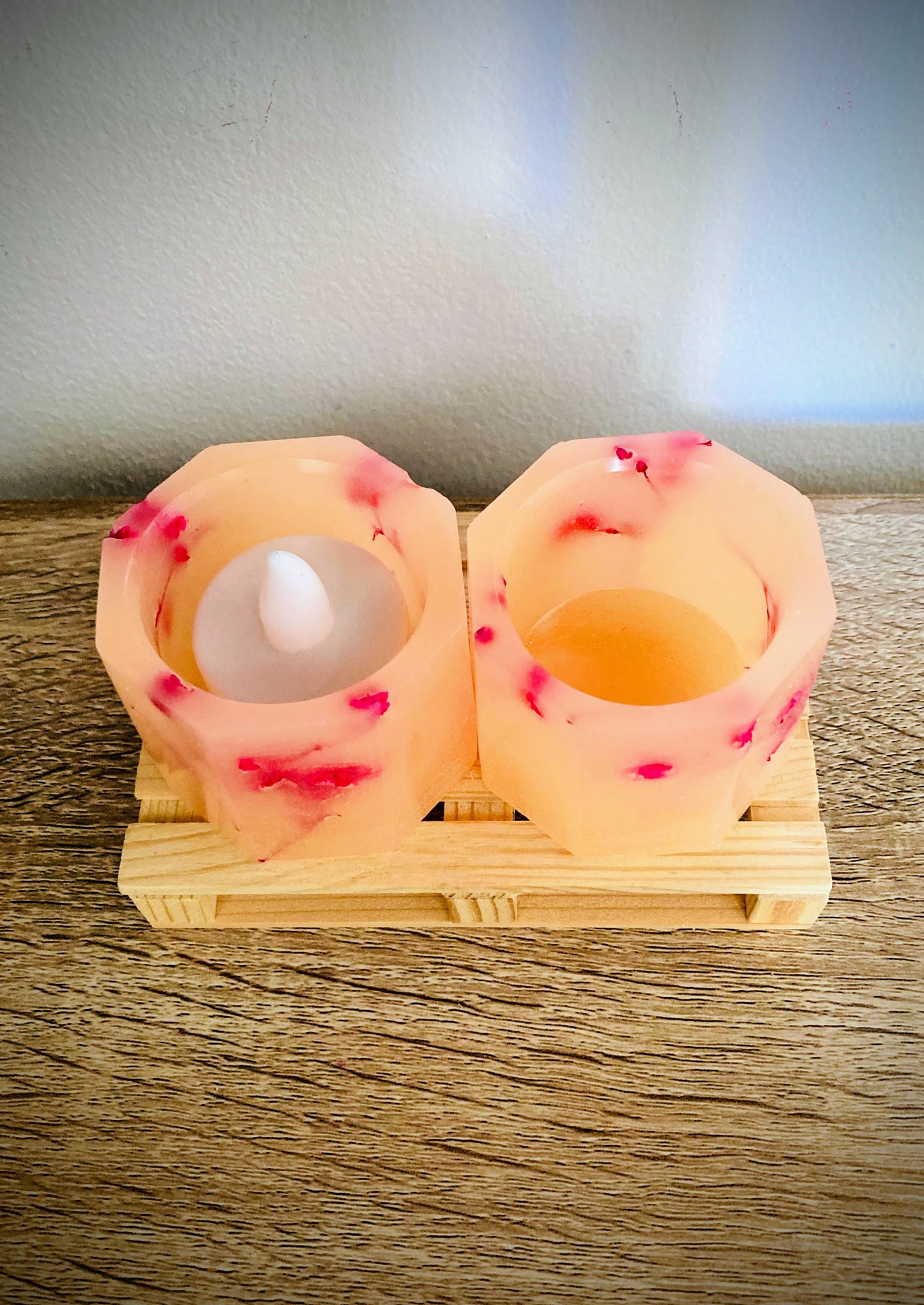 Pack 2 Velas Artesanales Hexagonales Pequeñas con LED y Aroma Floral – Incluye Bolsita de Regalo – Personalizables para Eventos (Bodas, Bautizos, Recuerdos)