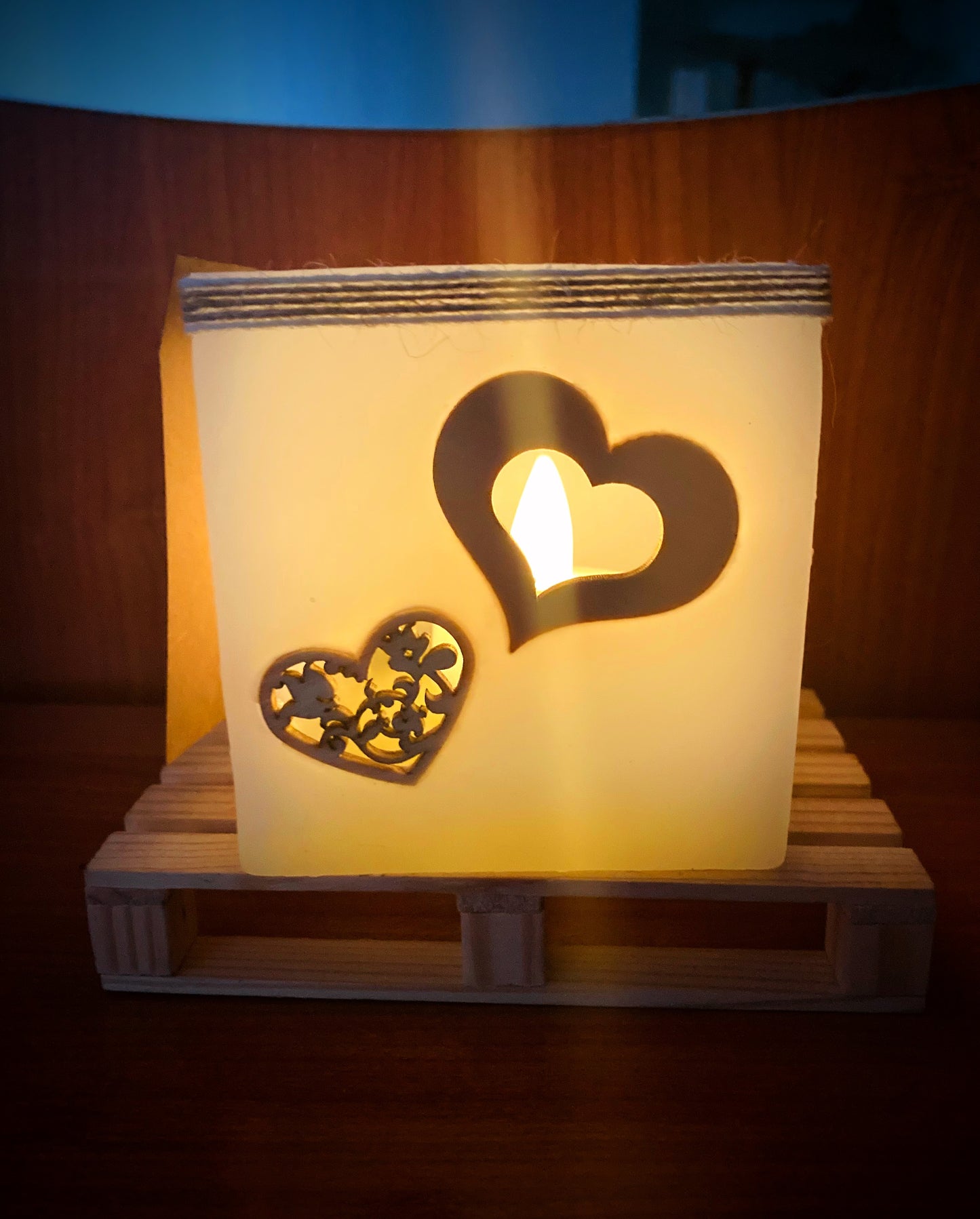 Fanal artesanal / vela hueca - Lilinnight con apliques de madera en forma de corazón —