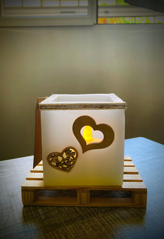 Fanal artesanal / vela hueca - Lilinnight con apliques de madera en forma de corazón —