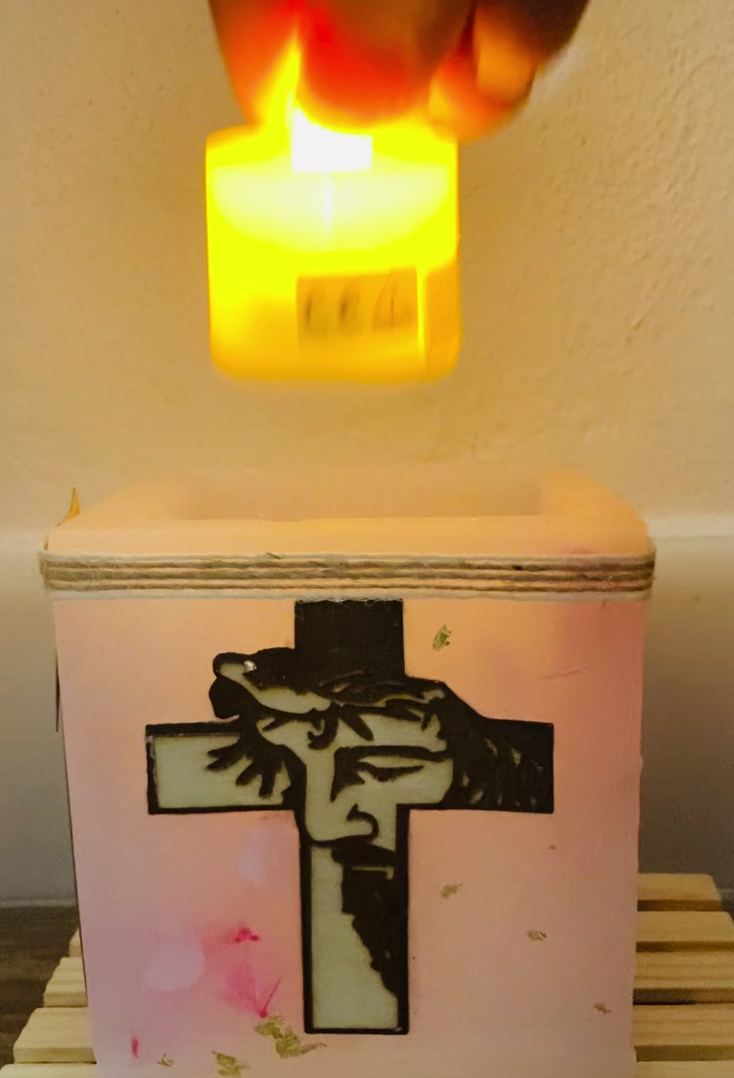 Fanal de
Cera , se puede poner una vela de té o un led ( cálido o frío )