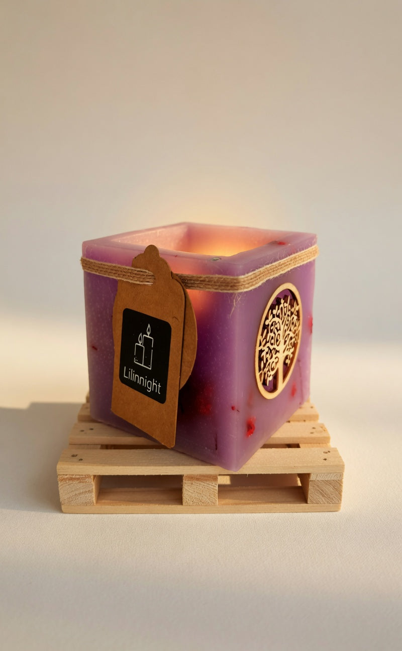 Vela hueca artesanal con símbolo del Árbol de la Vida en color lila, iluminada con luz LED cálida. Pieza única hecha a mano con flores naturales.