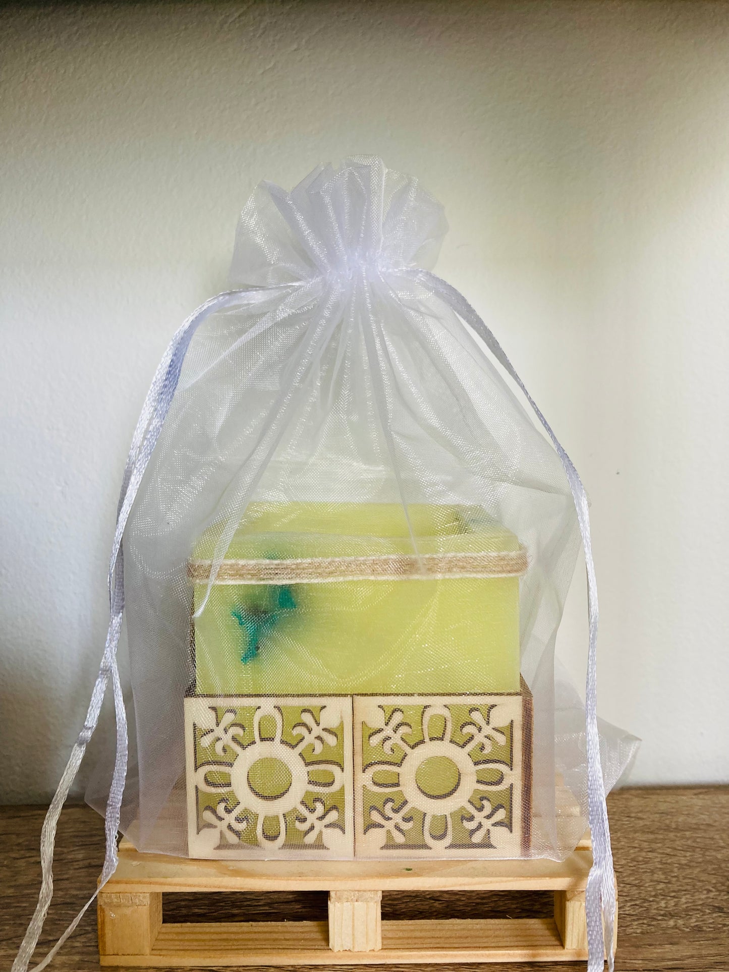 Vela Fanal/vela hueca Artesanal – Diseño Farolillo Asiático – Disponible en Blanco (Aroma Floral) o Amarillo (Aroma a Limón) – Hecha a Mano con Apliques de Madera – LilinNight (amarillo