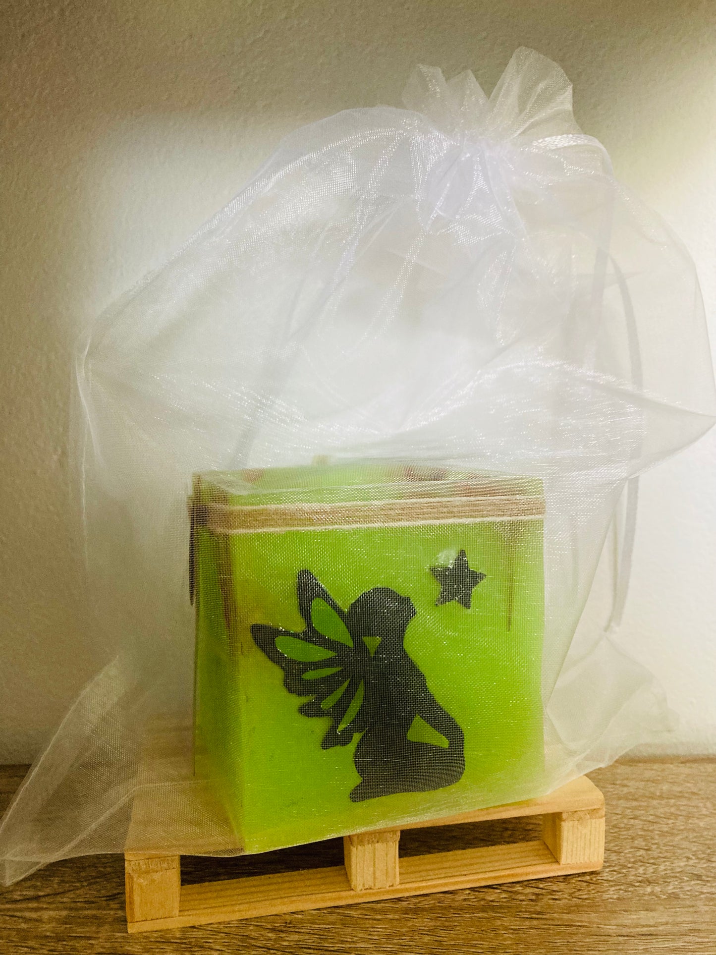 Fanal de cera/ vela hueca con hada de madera y aroma floral